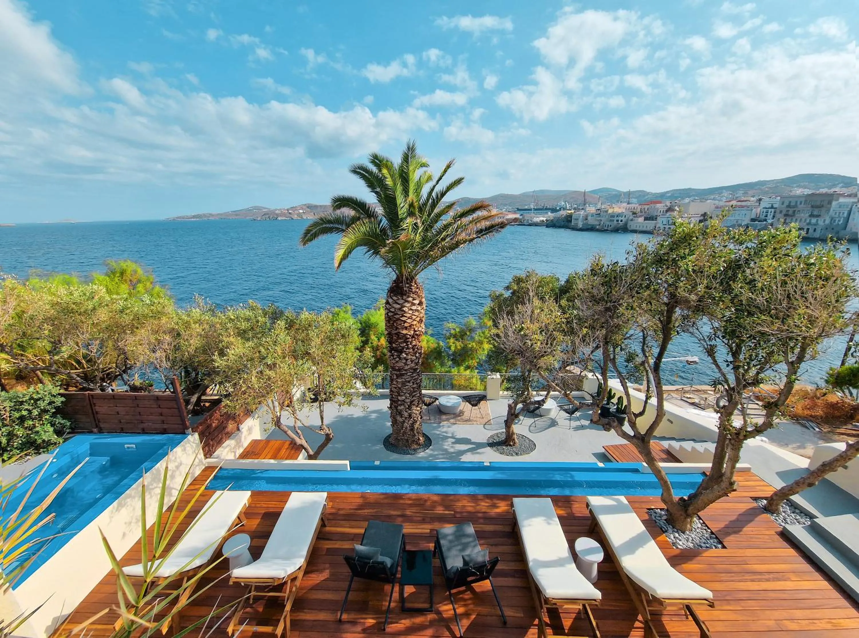 Swimming pool in Pafsilipon Suites