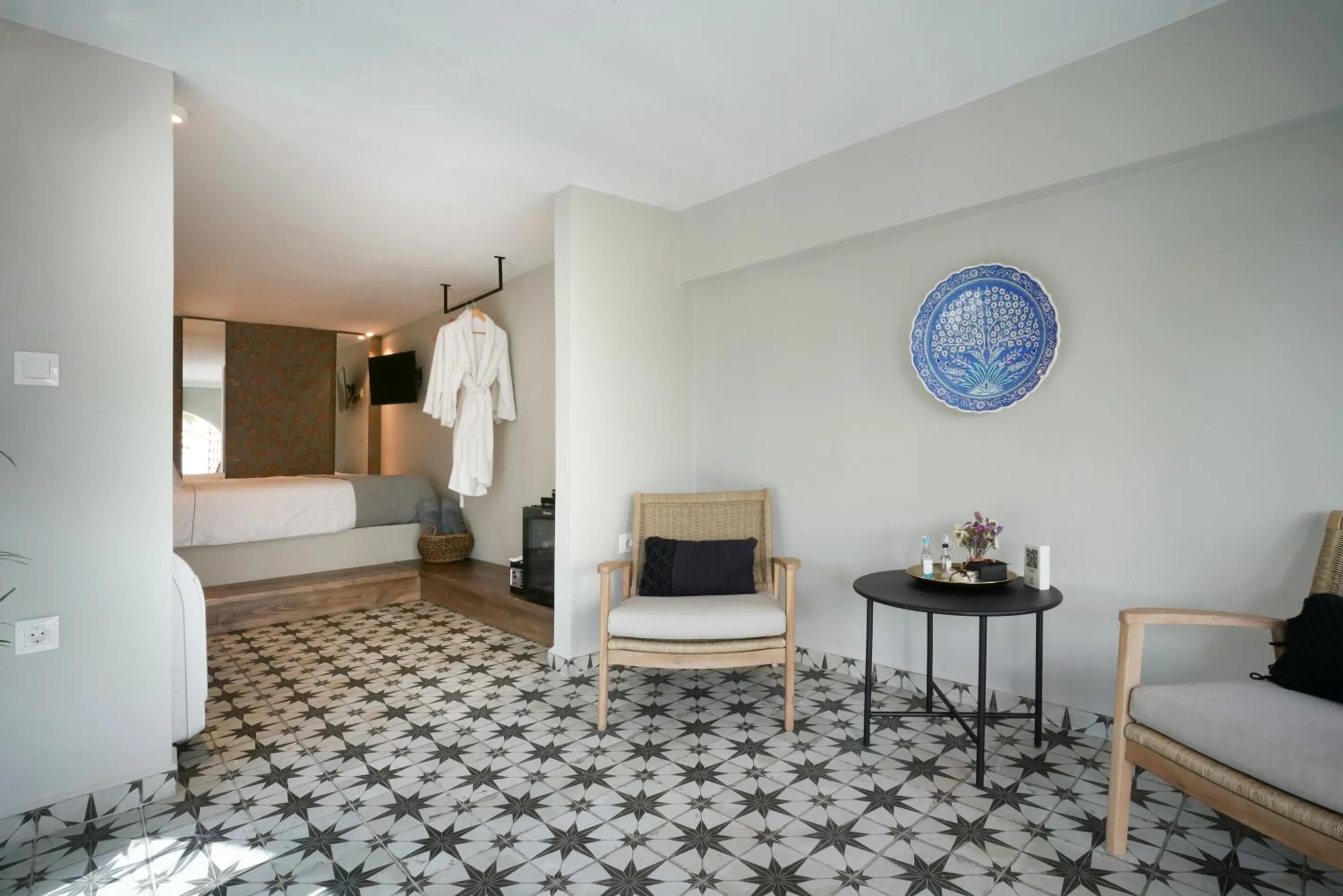 Living room, Bed in Pafsilipon Suites