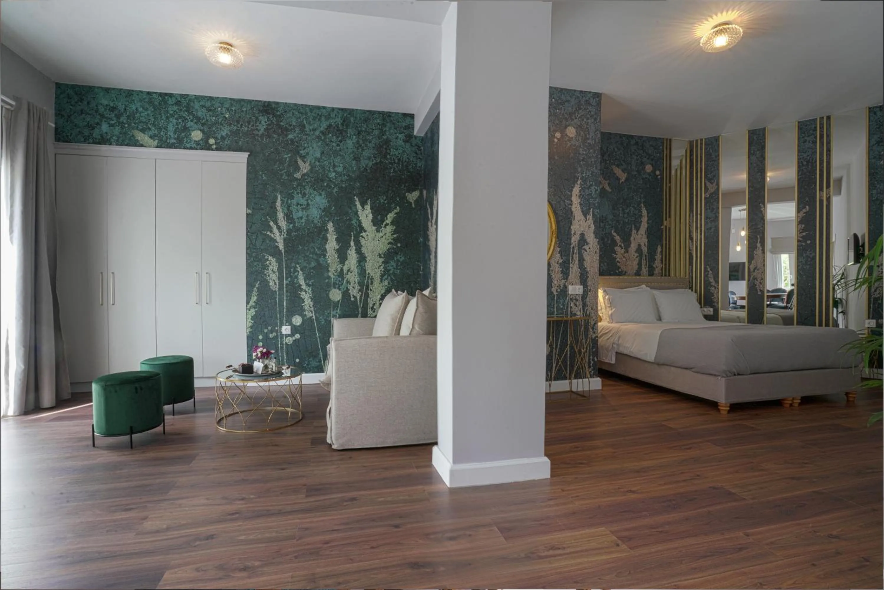 Photo of the whole room, Bed in Pafsilipon Suites