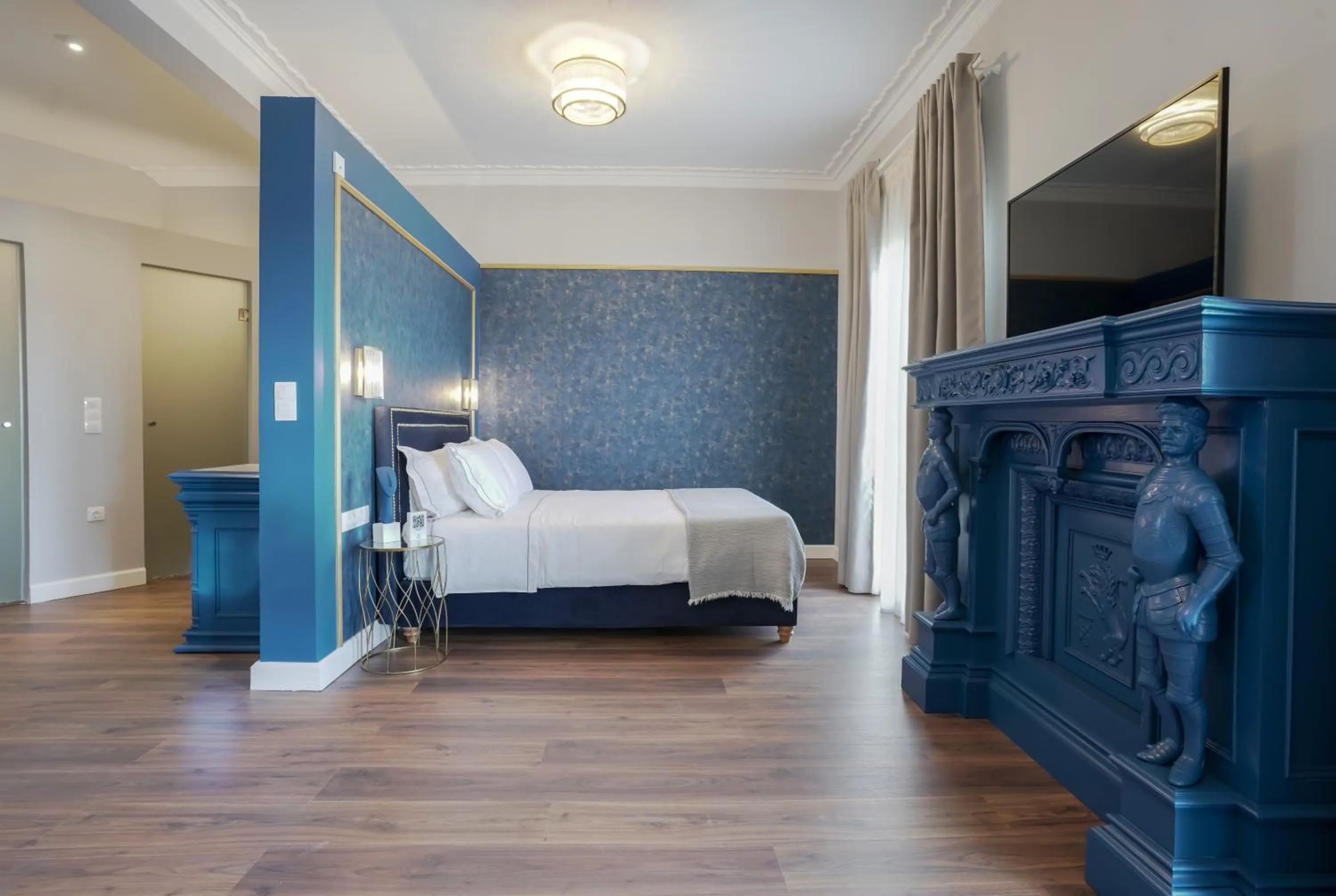 Photo of the whole room, Bed in Pafsilipon Suites