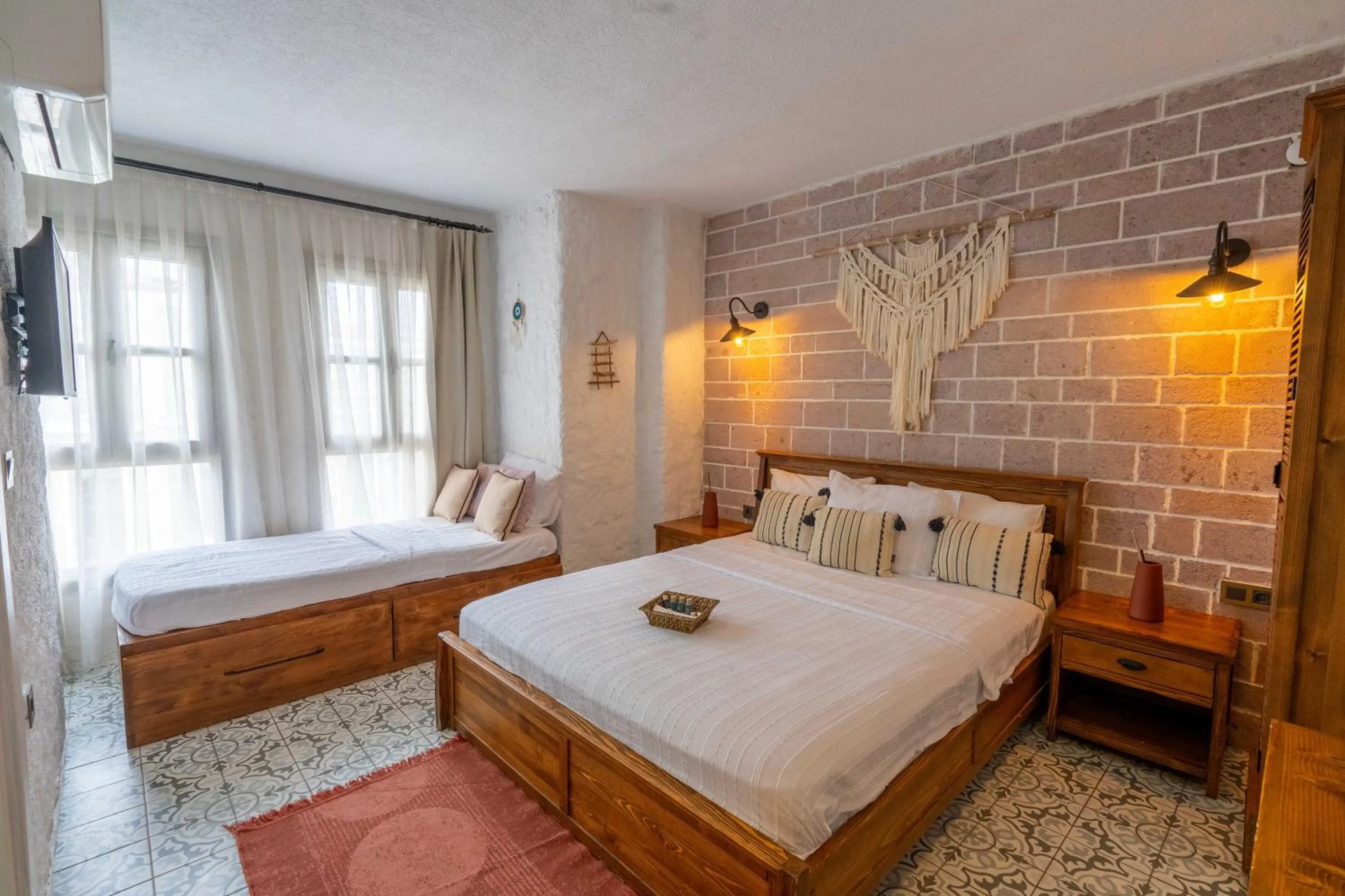 Photo of the whole room in Ajlan Hotel Cunda