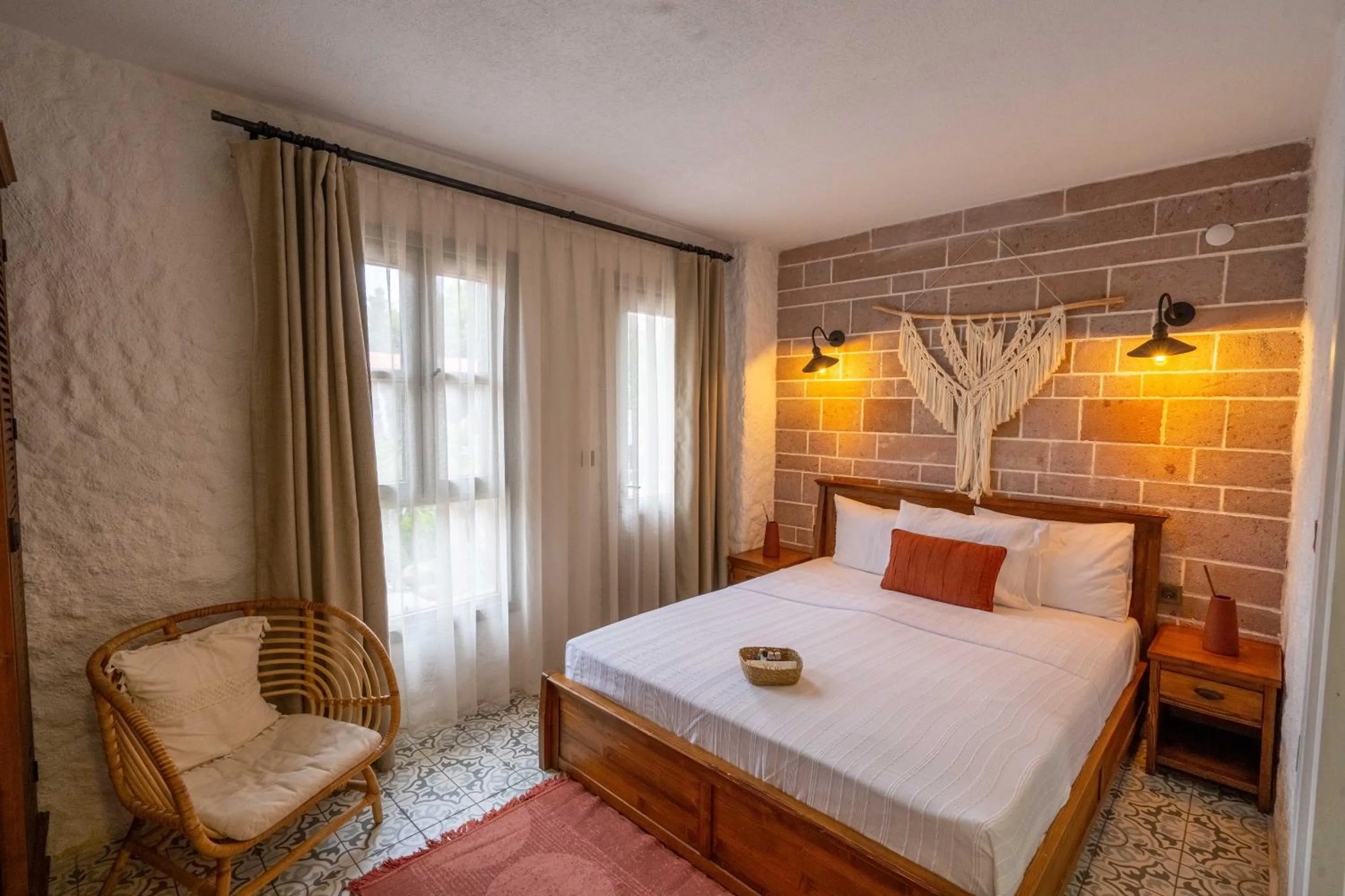 Photo of the whole room in Ajlan Hotel Cunda