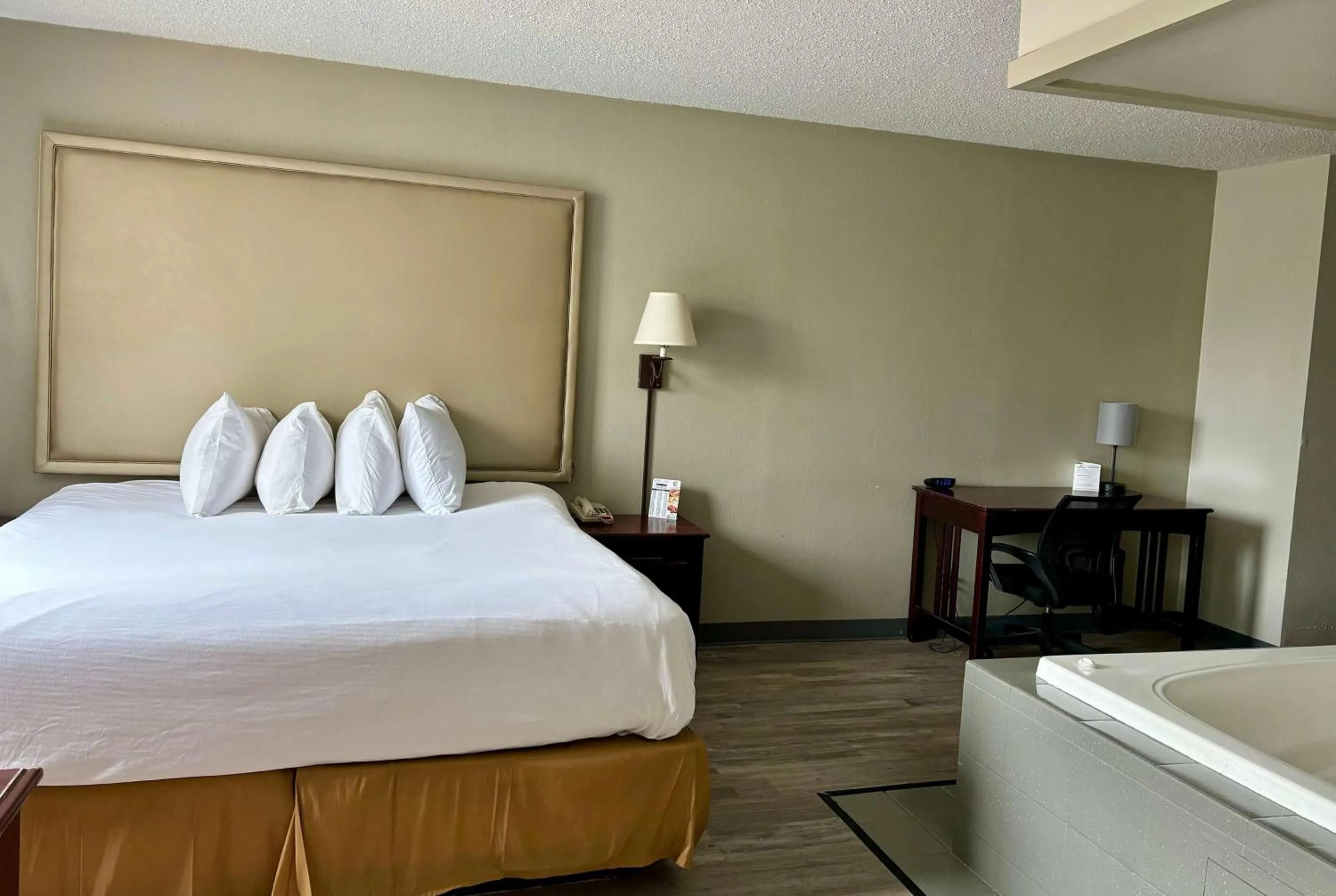 Photo of the whole room, Bed in Baymont by Wyndham Keokuk