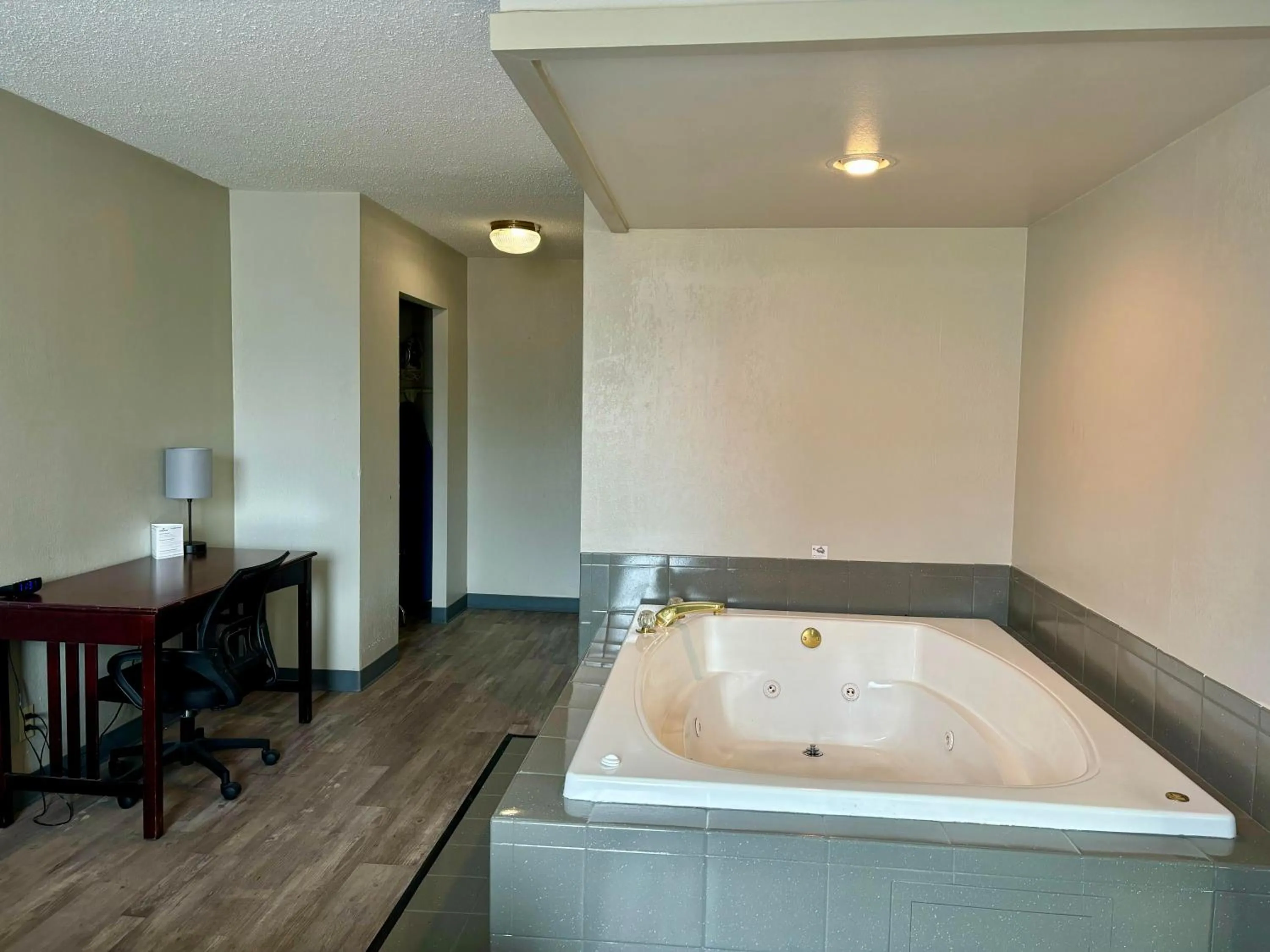 Hot Tub in Baymont by Wyndham Keokuk