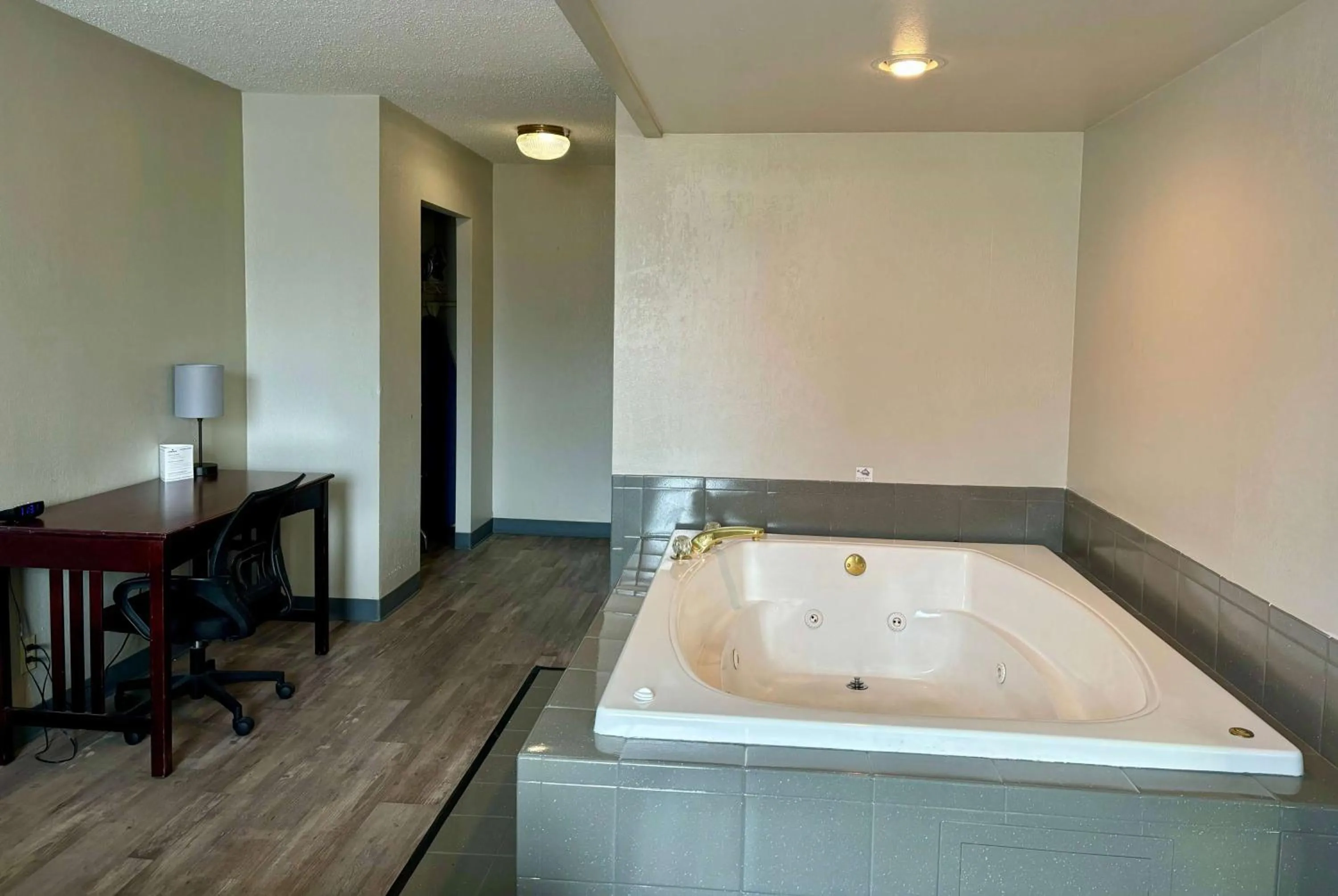 Photo of the whole room in Baymont by Wyndham Keokuk