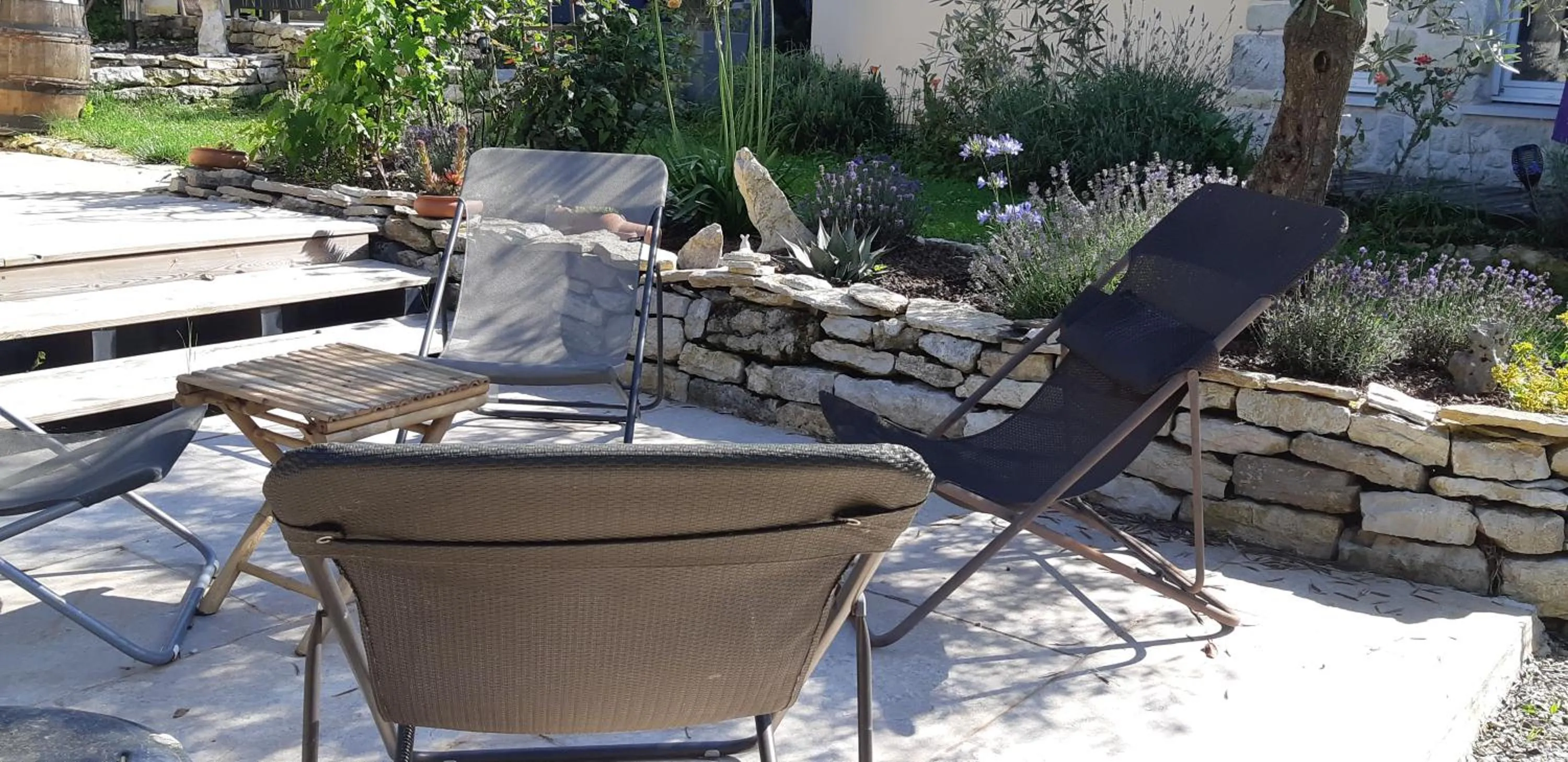 Garden view in La Villanelle maison d'hôtes