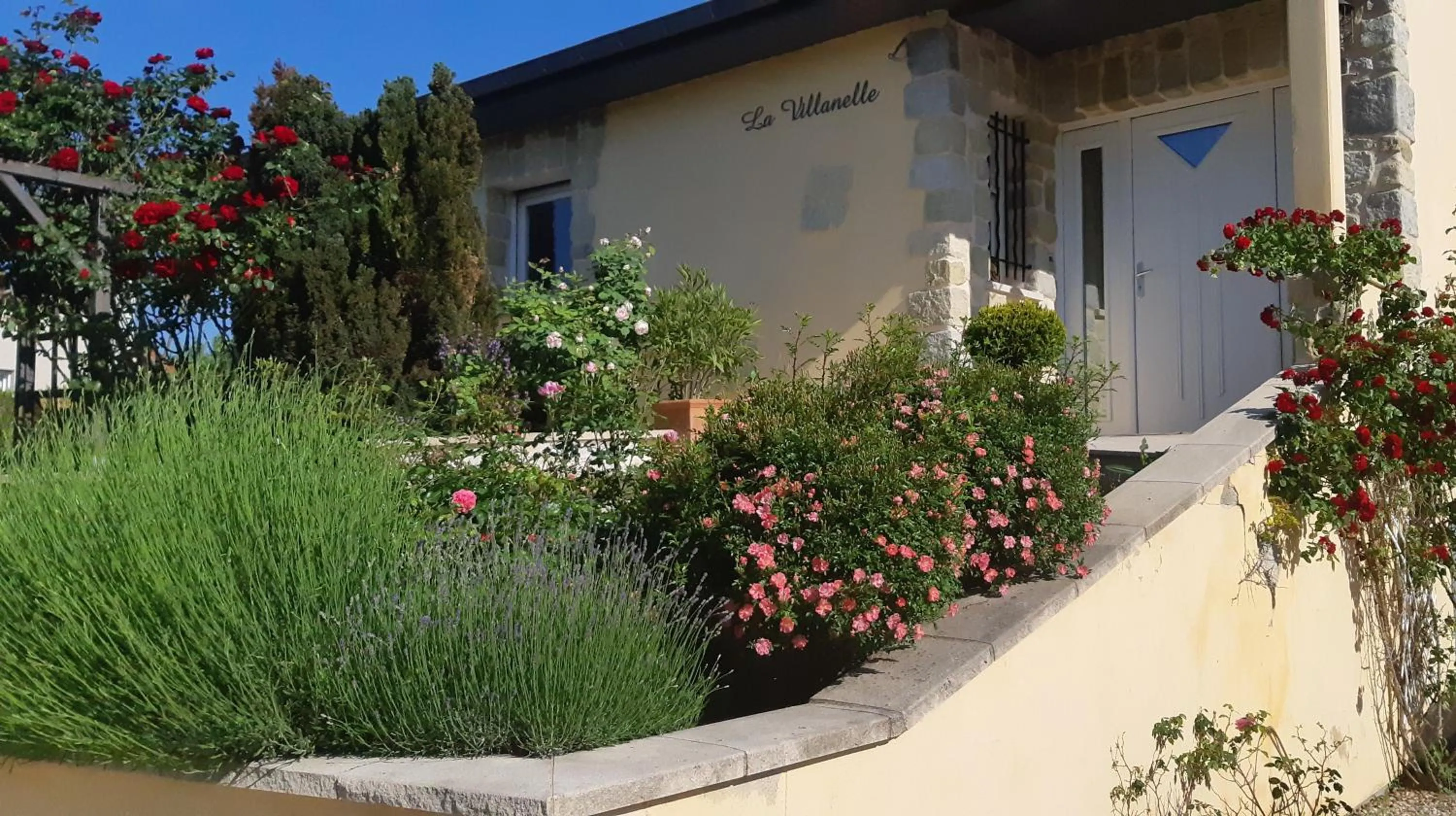 Garden view in La Villanelle maison d'hôtes