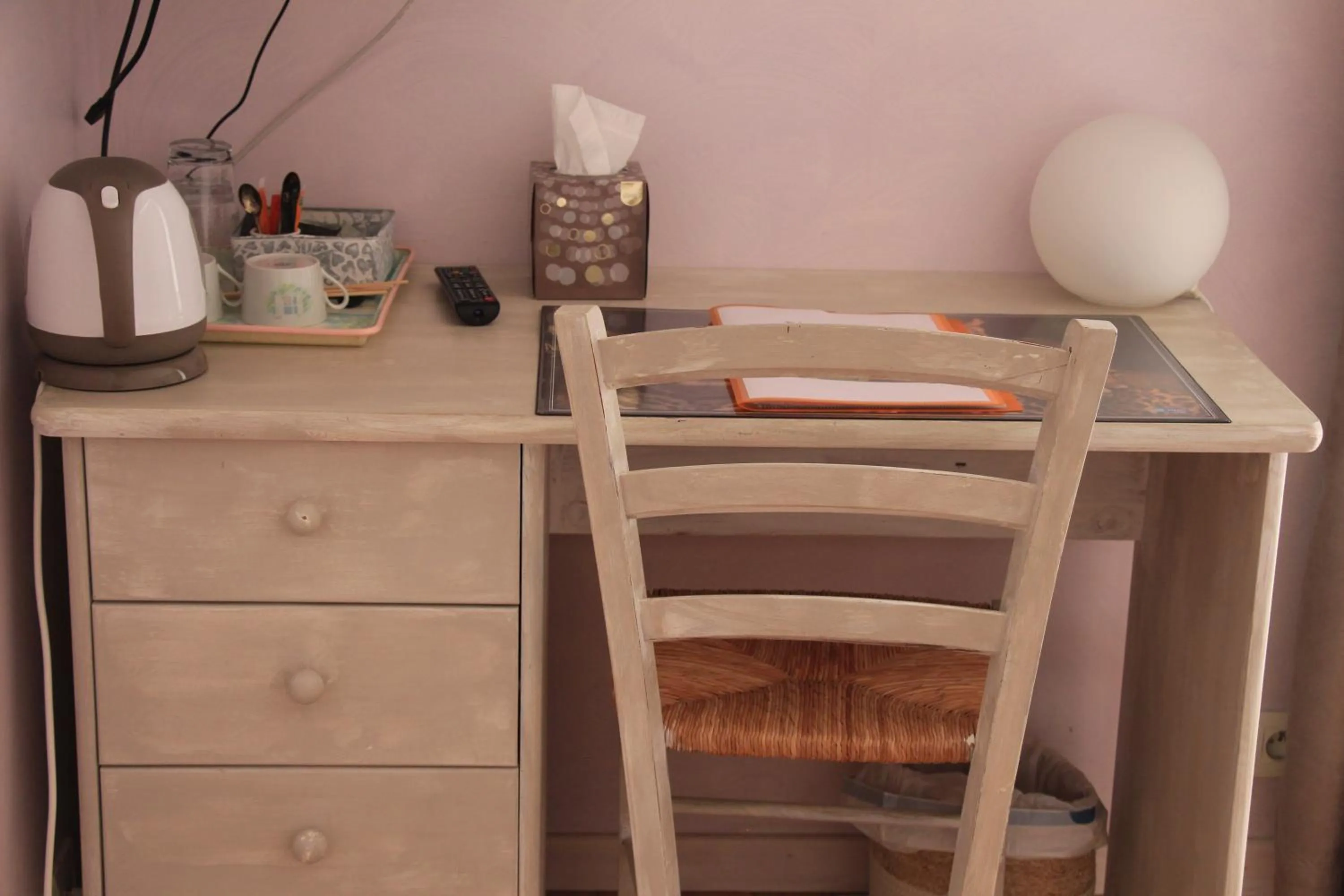 Coffee/tea facilities in La Villanelle maison d'hôtes