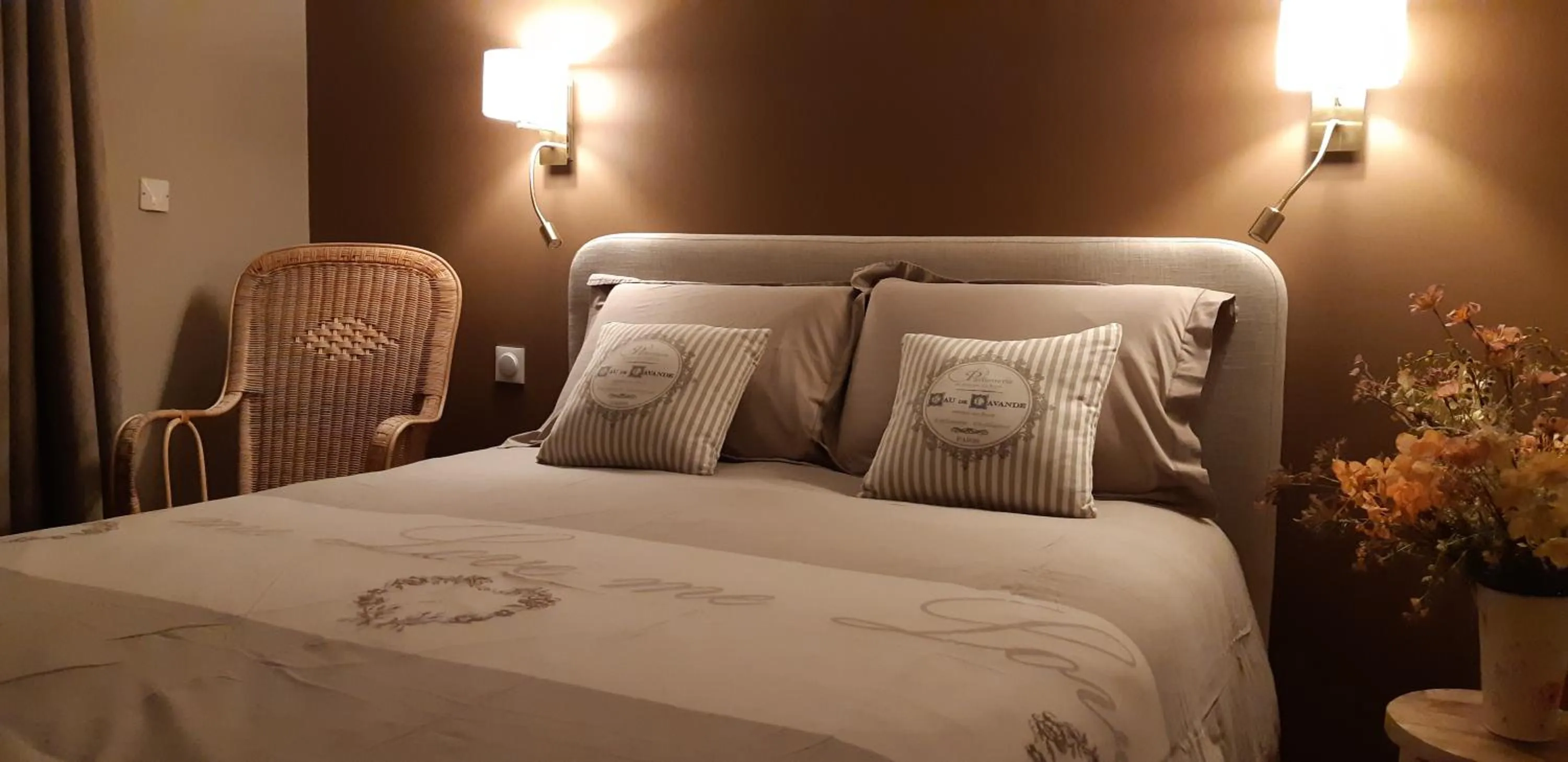 Bed in La Villanelle maison d'hôtes