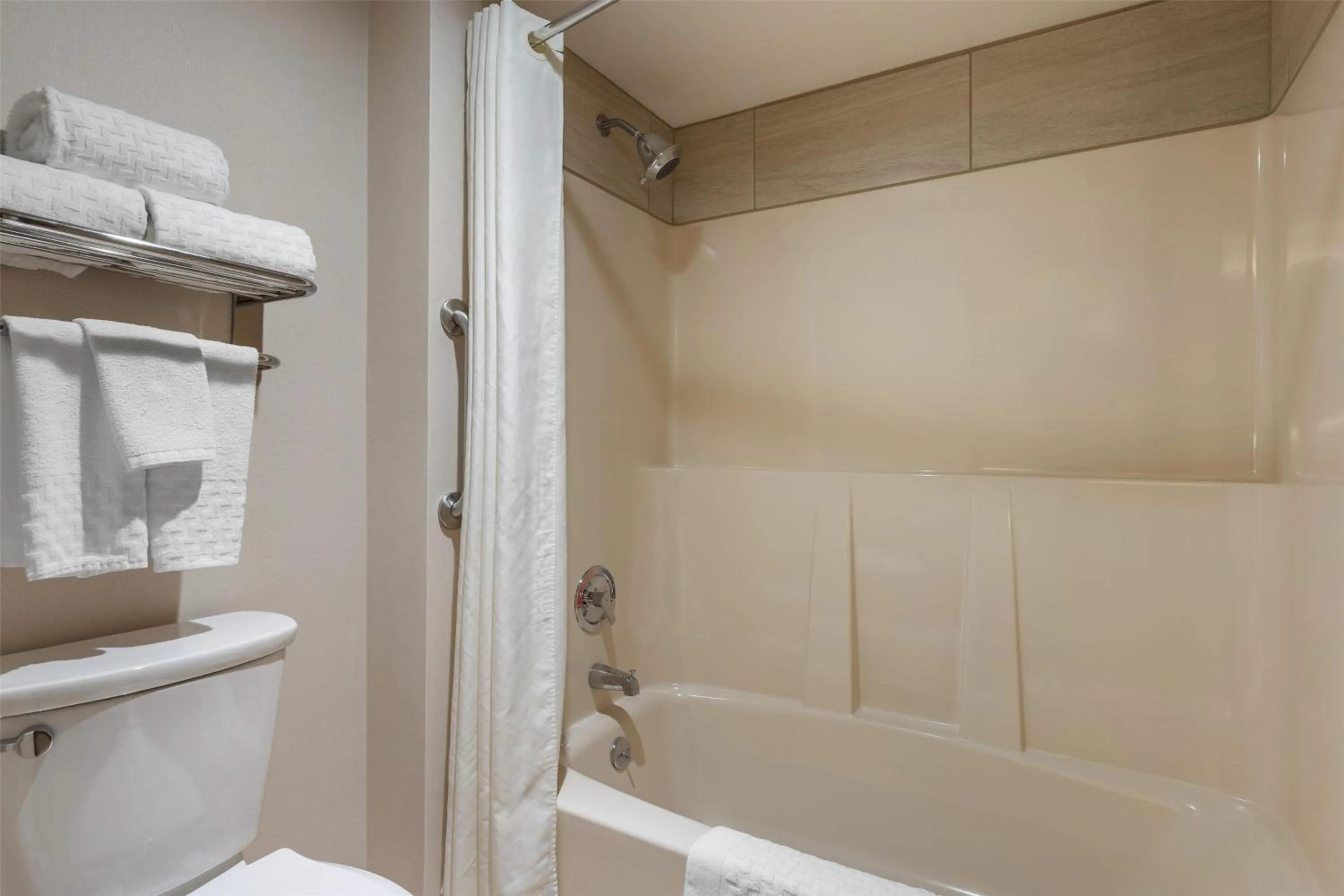 Bathroom in Best Western Plus Oak Harbor Hotel & Conference Center