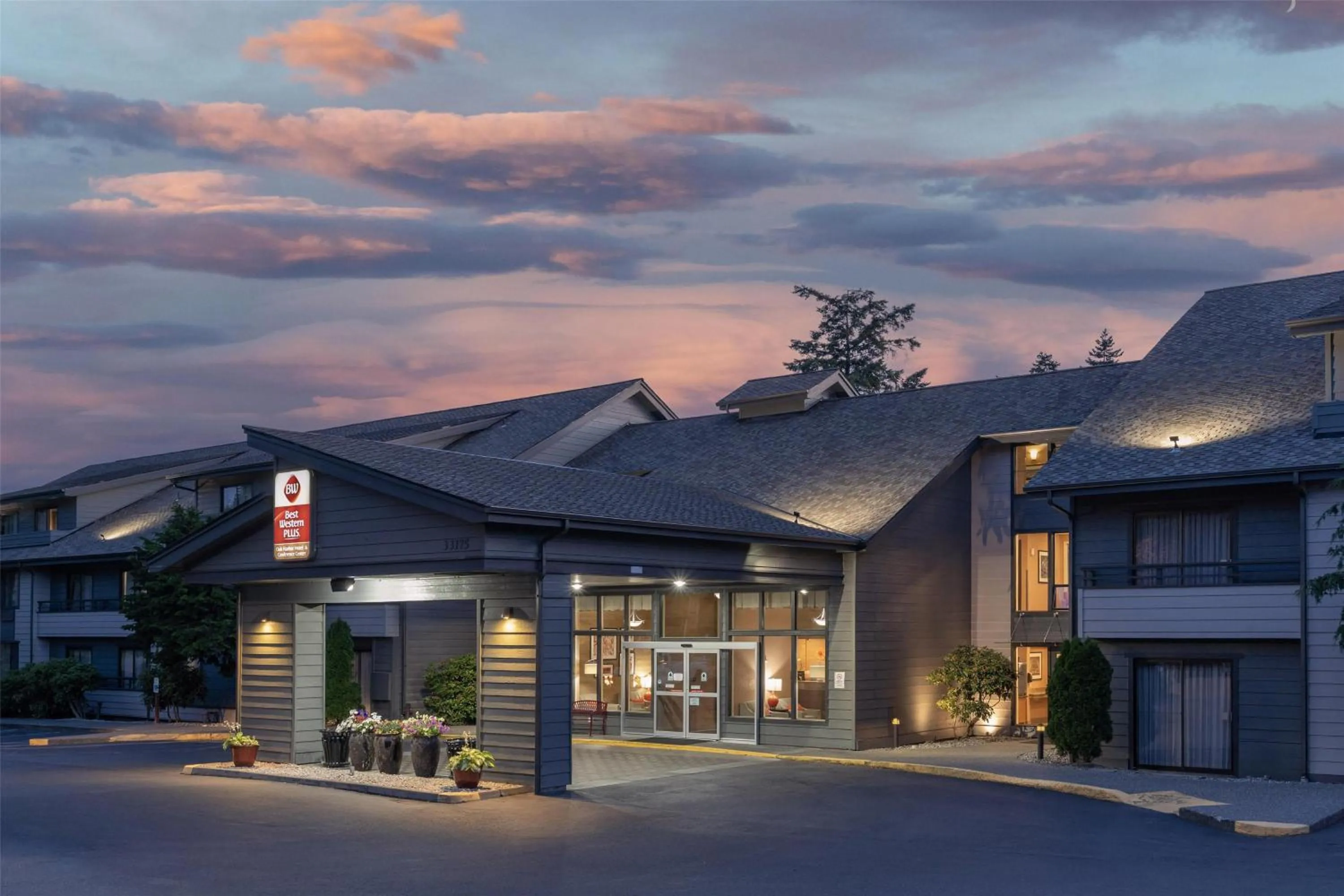 Property building in Best Western Plus Oak Harbor Hotel & Conference Center