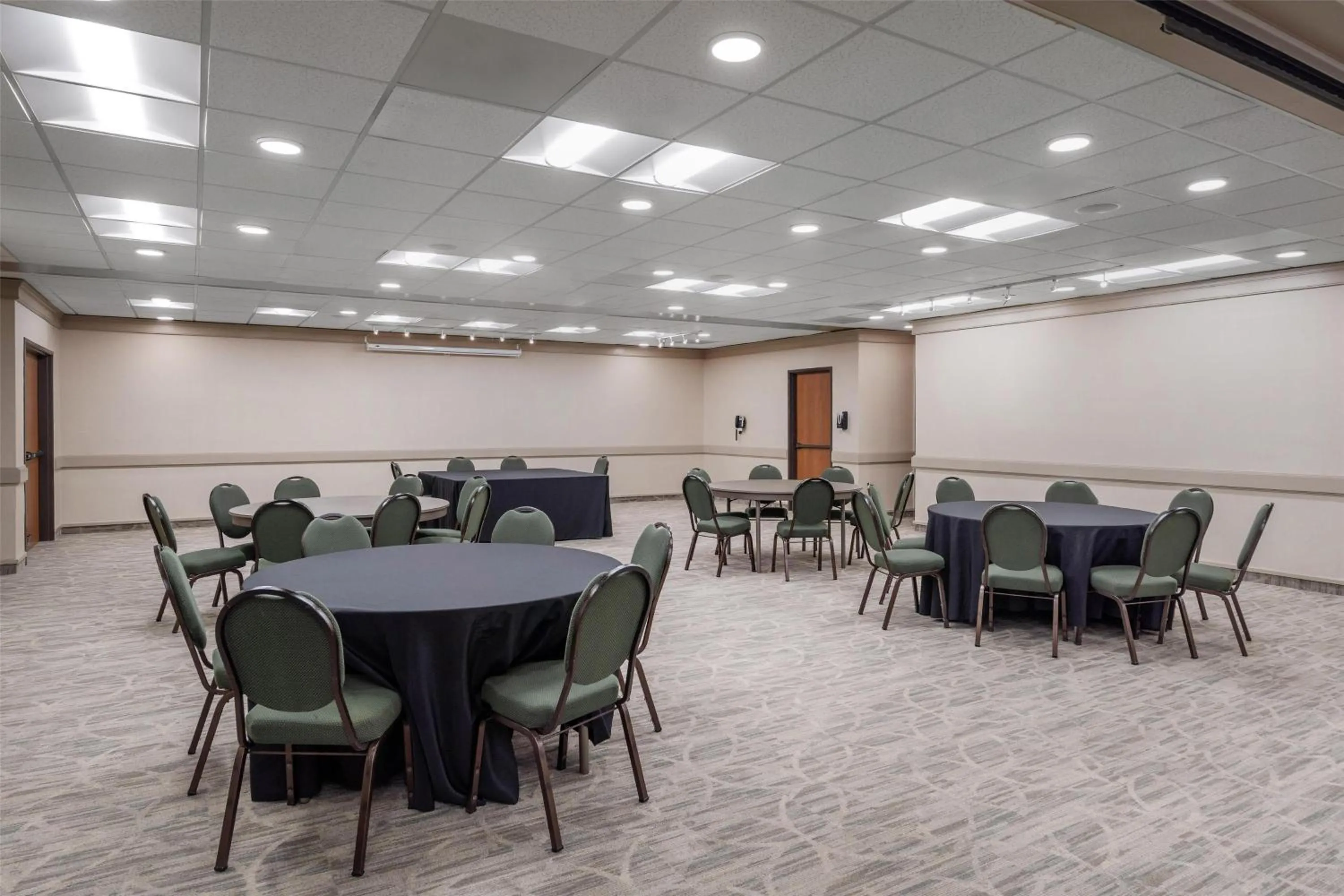 Meeting/conference room in Best Western Plus Oak Harbor Hotel & Conference Center