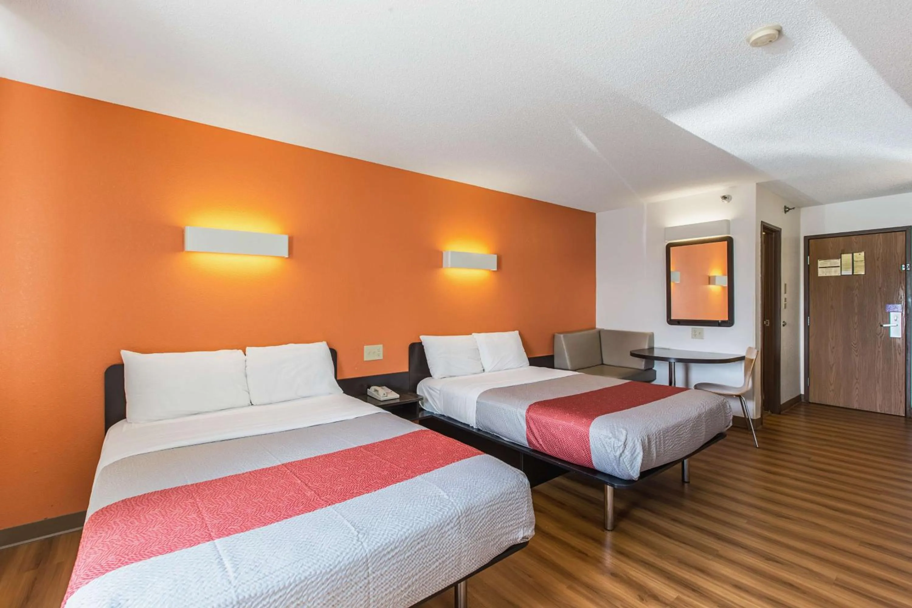 TV and multimedia, Bed in Motel 6 Omaha - Central