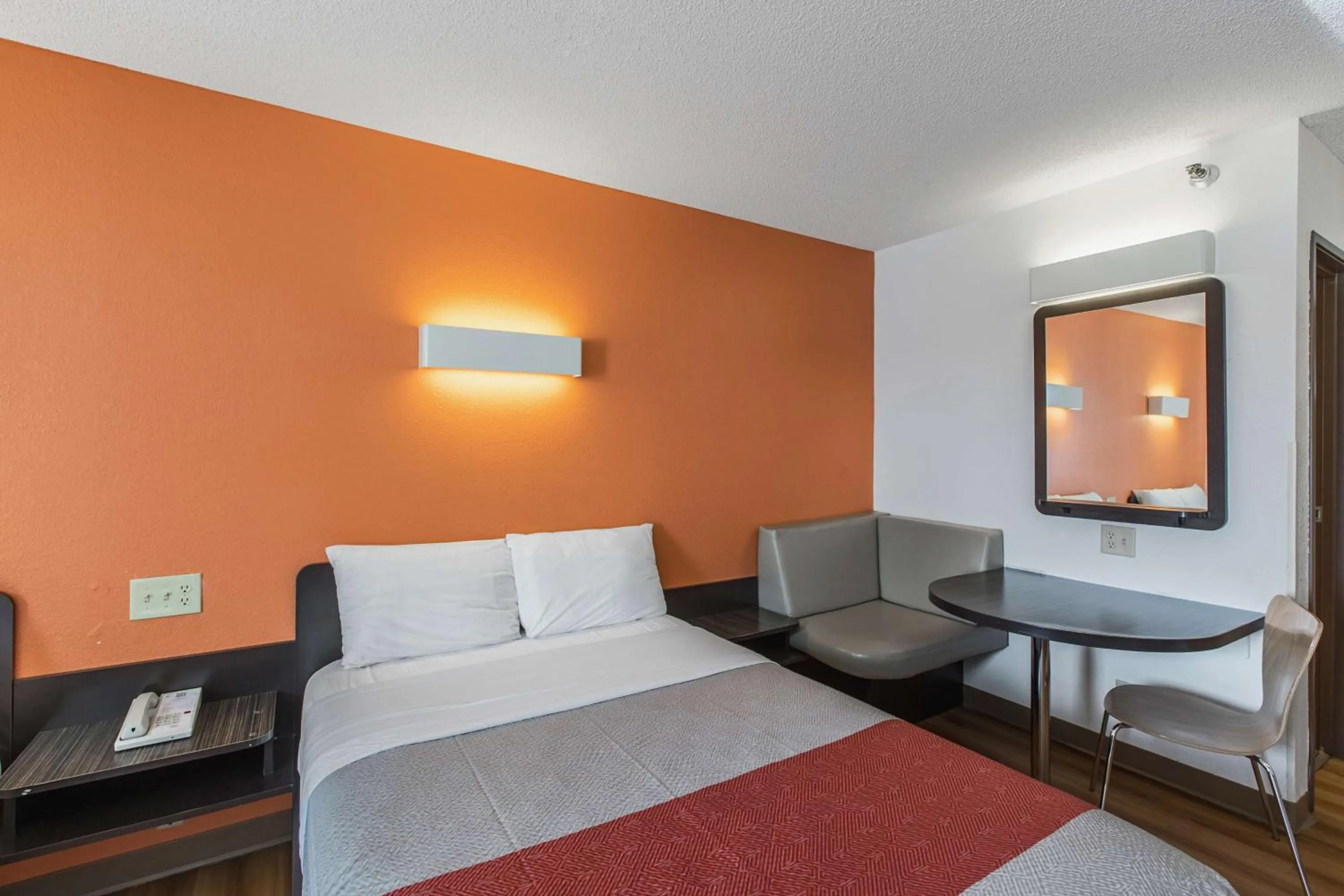 Bedroom, Bed in Motel 6 Omaha - Central