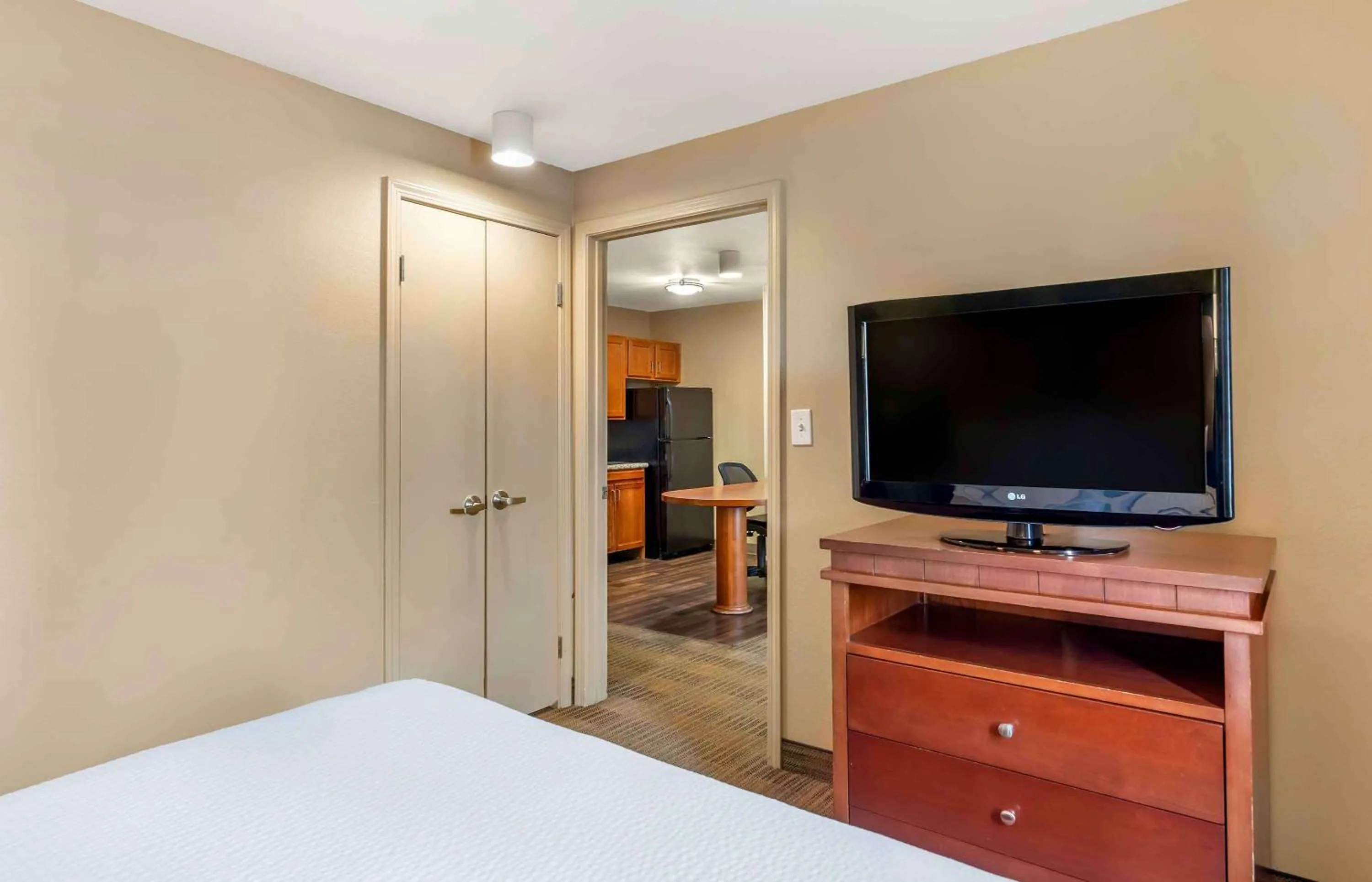 Bedroom, Bed in Extended Stay America Suites - Bakersfield - Chester Lane