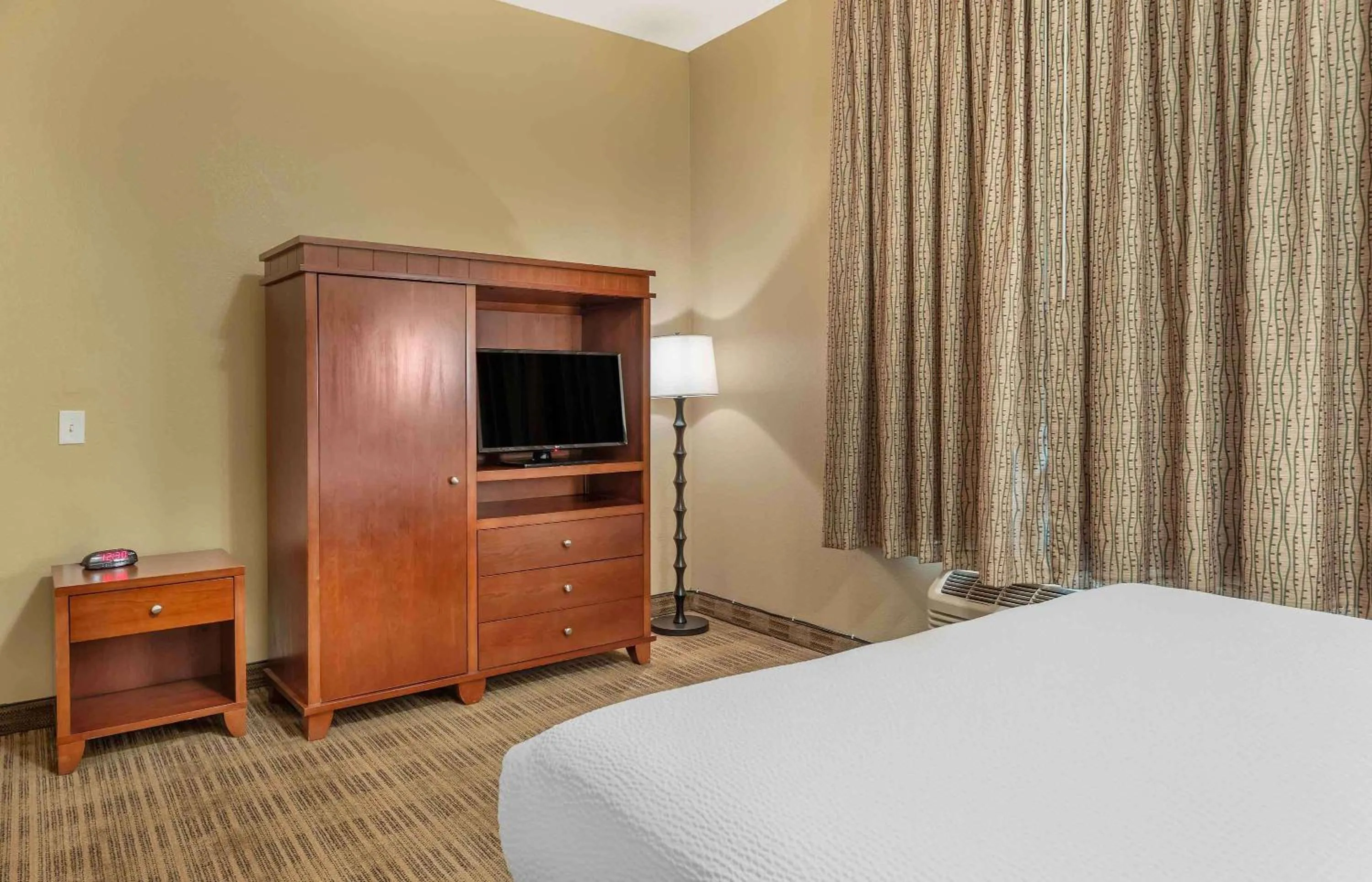 Bedroom, Bed in Extended Stay America Suites - Bakersfield - Chester Lane