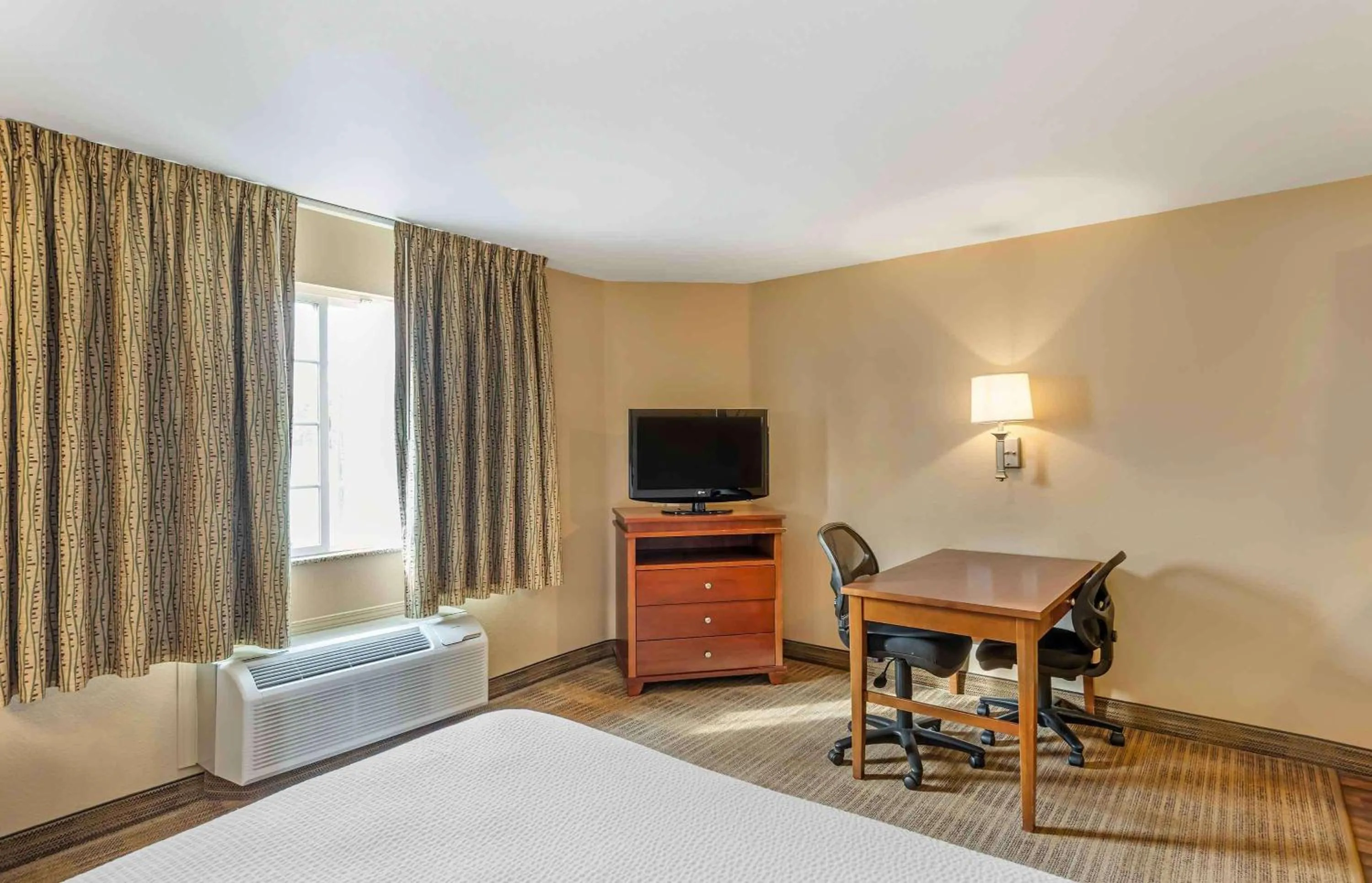 Bedroom, Bed in Extended Stay America Suites - Bakersfield - Chester Lane