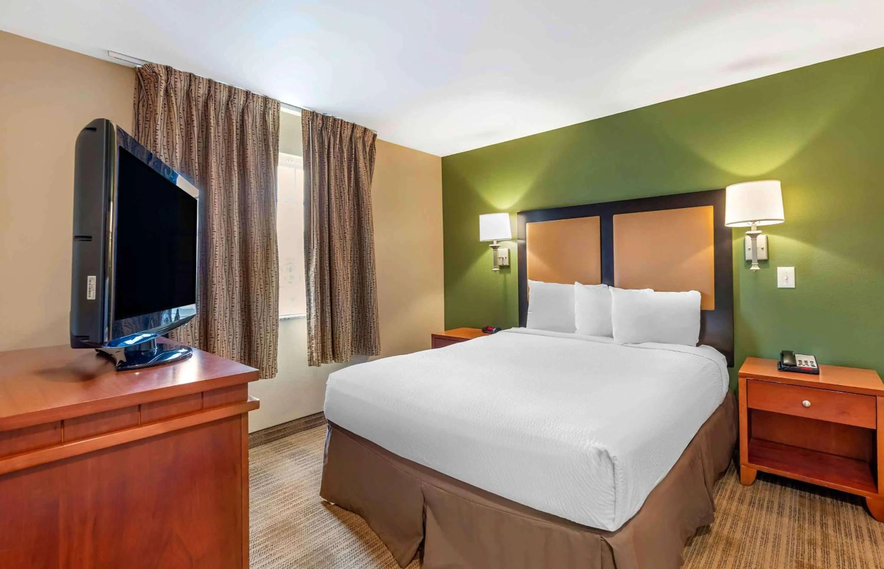Bedroom, Bed in Extended Stay America Suites - Bakersfield - Chester Lane