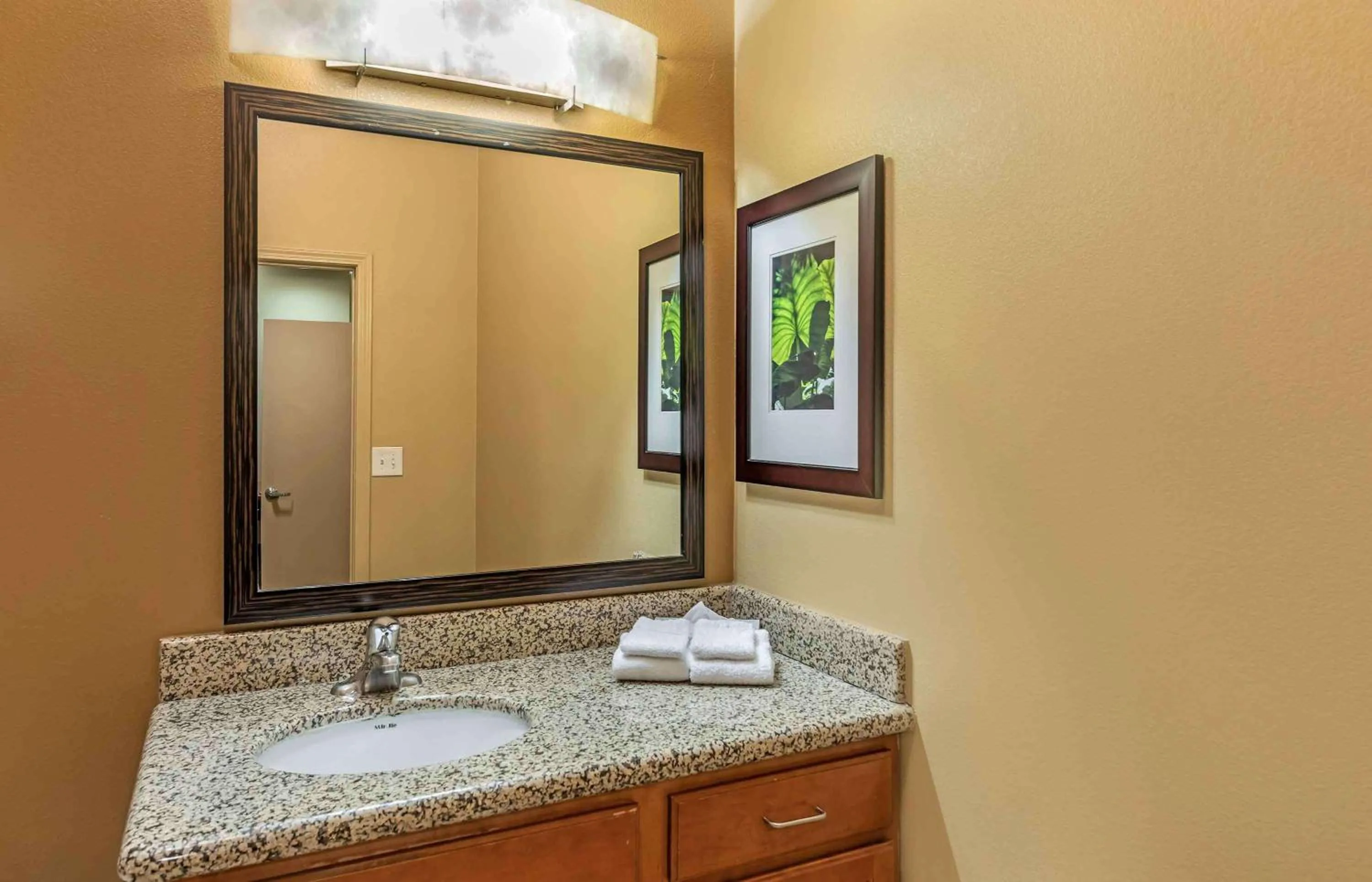 Bathroom in Extended Stay America Suites - Bakersfield - Chester Lane