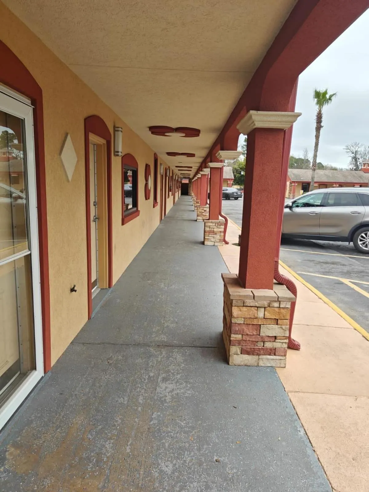Property building in Deluxe Inn - Savannah