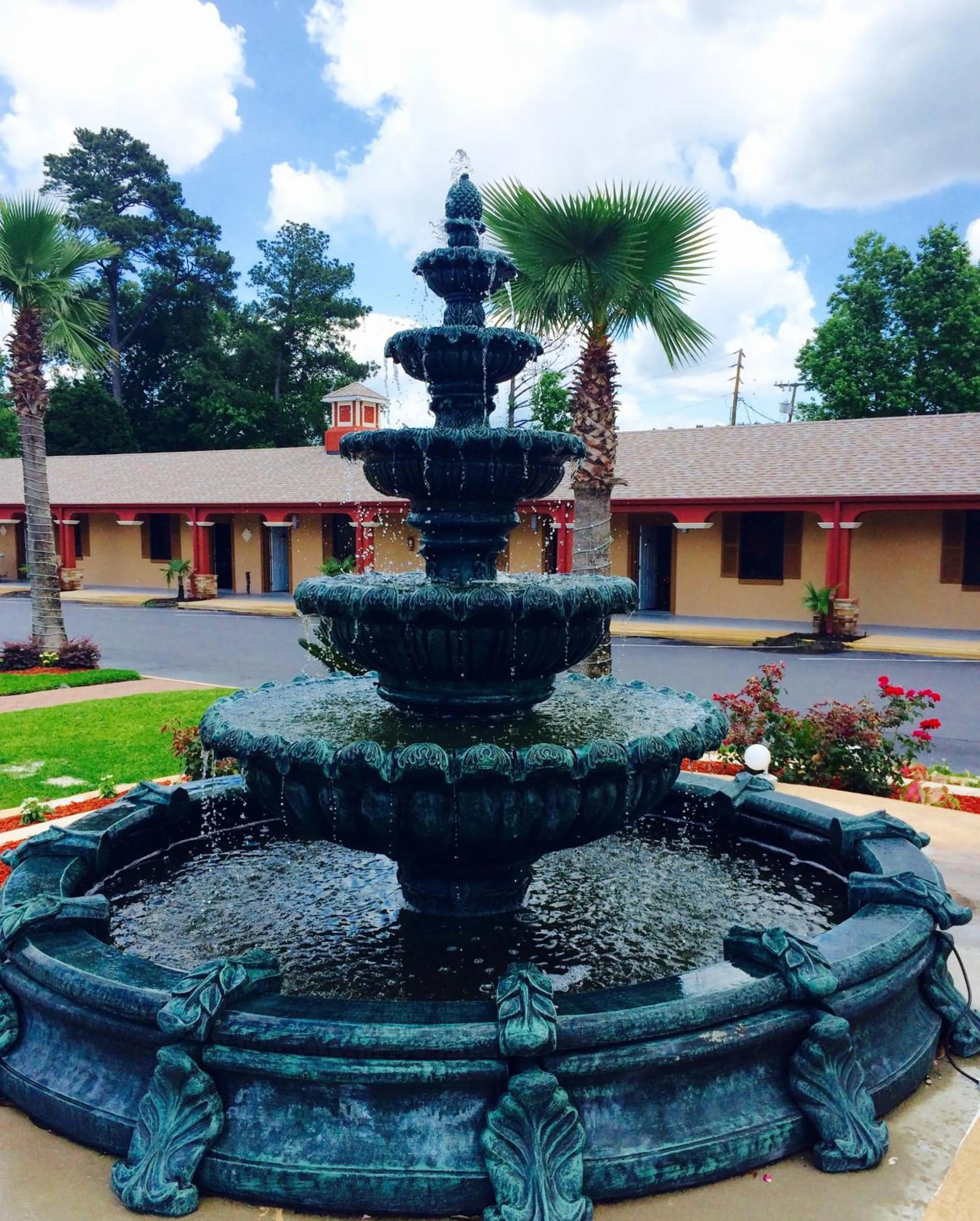 Property building in Deluxe Inn - Savannah