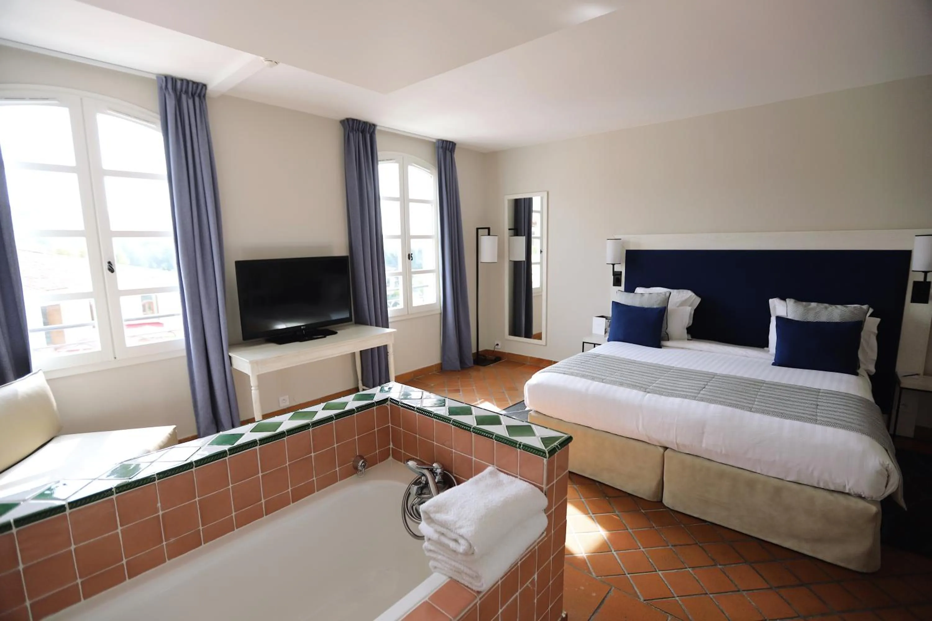 Communal lounge/ TV room, Bed in Le Fregate Provence