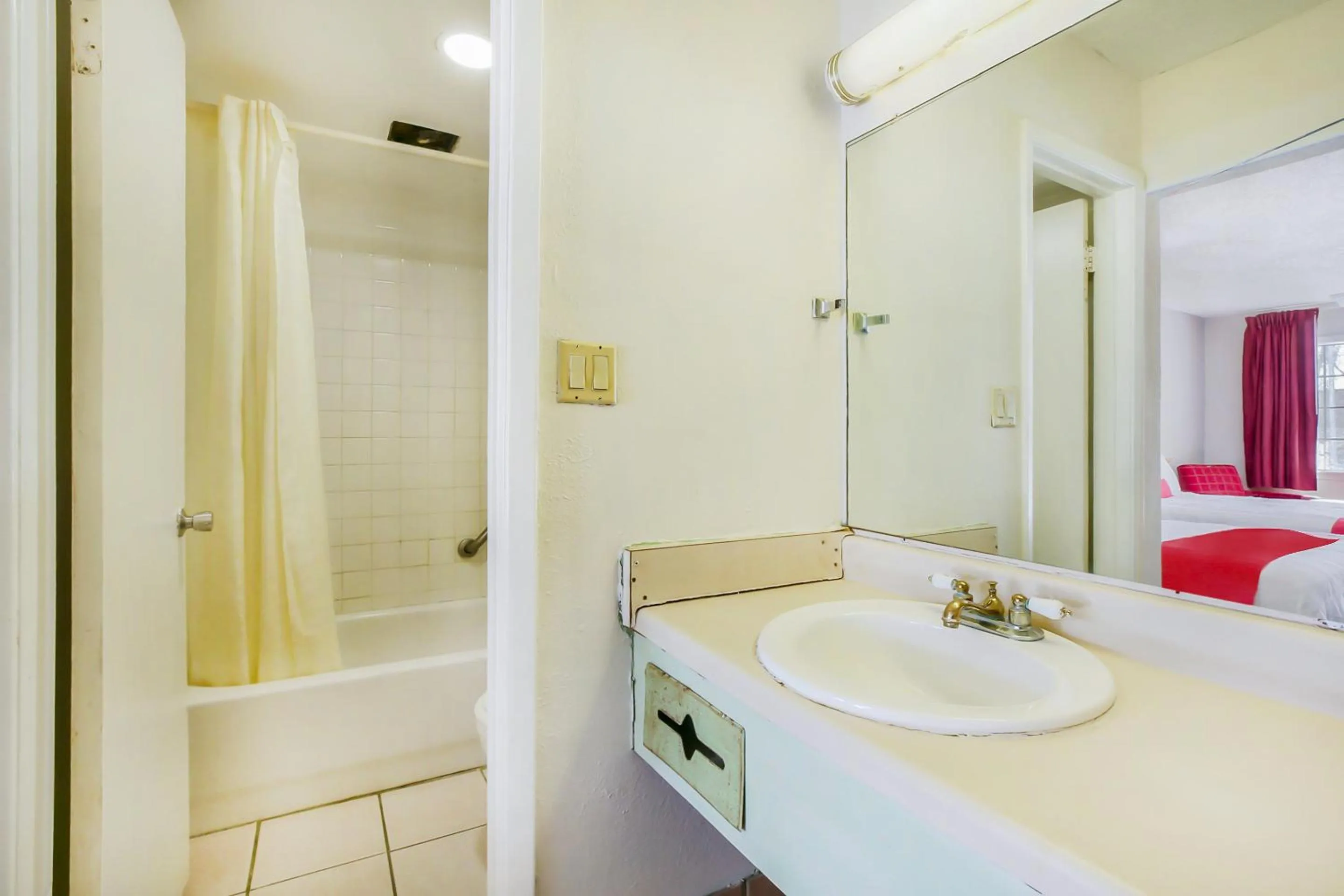 Bathroom, Bed in OYO Hotel Jackson South I-55