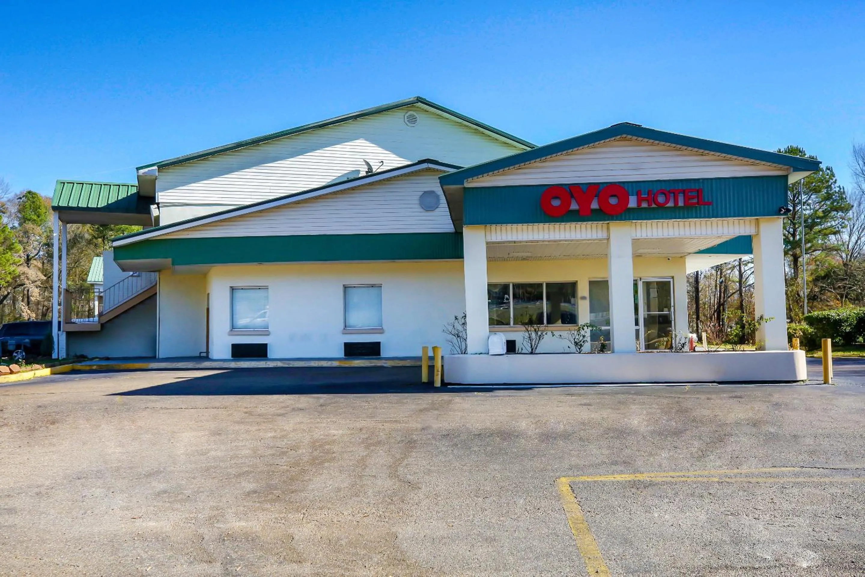 Facade/entrance in OYO Hotel Jackson South I-55