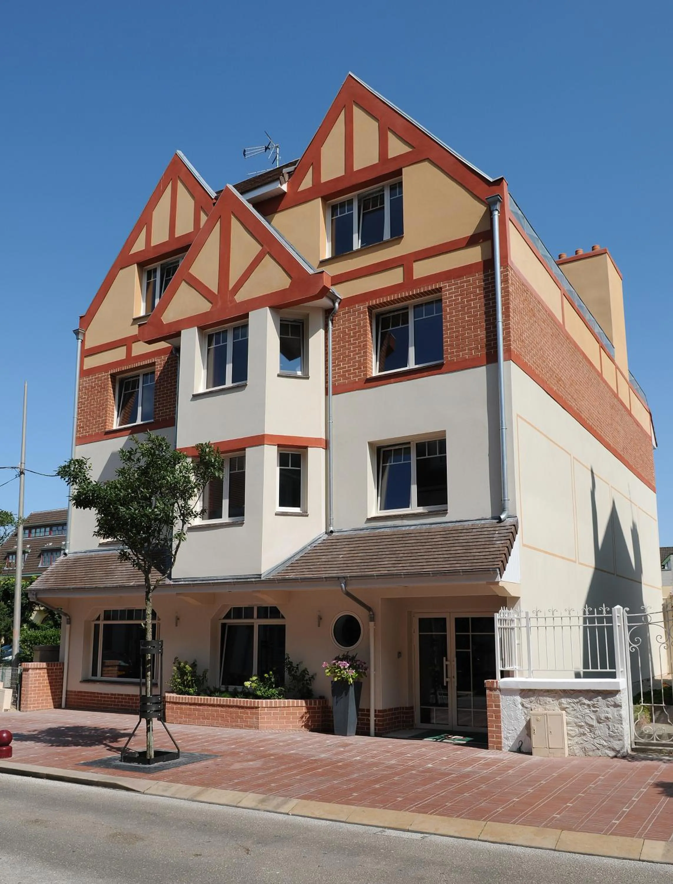 Facade/entrance in Red Fox