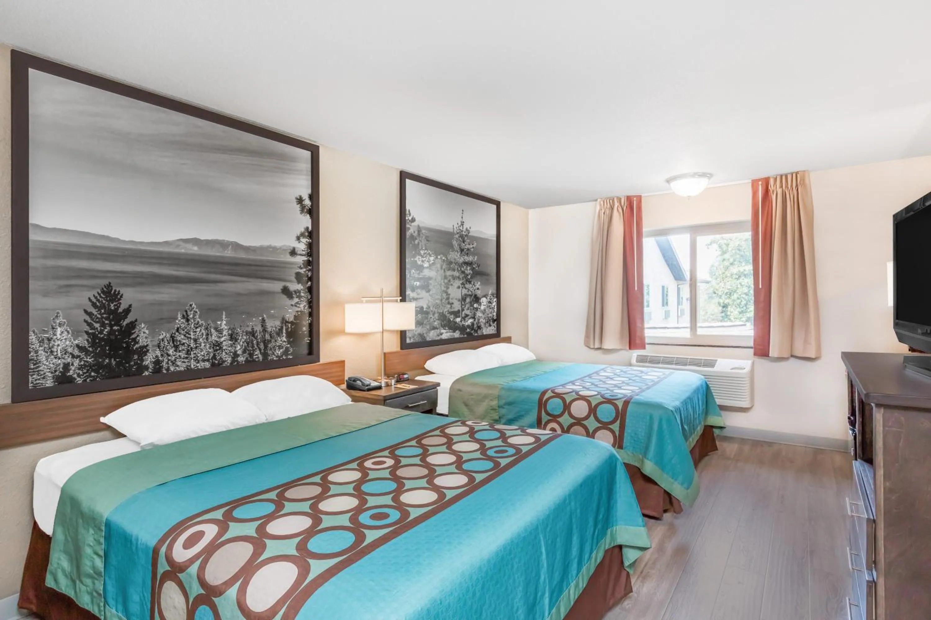 Photo of the whole room, Bed in Super 8 by Wyndham Redding