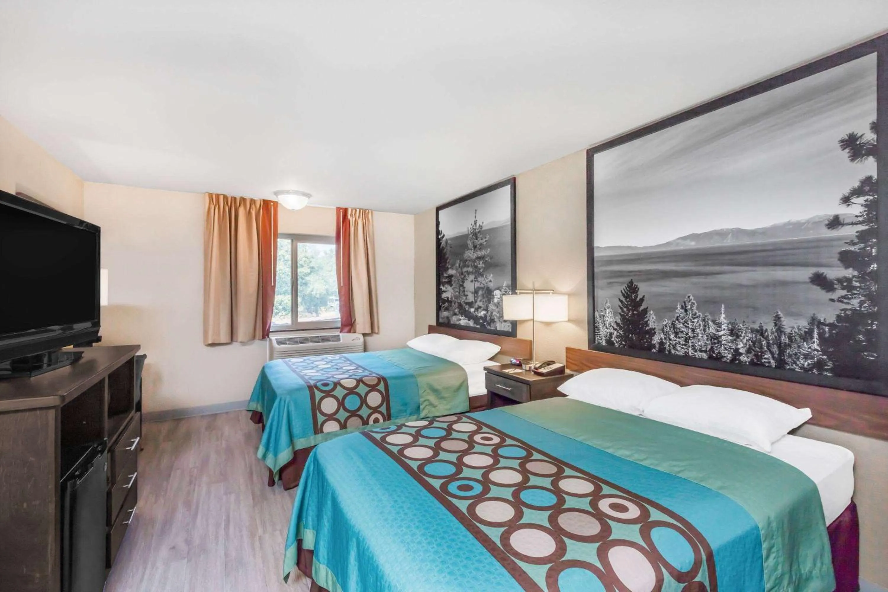 Photo of the whole room, Bed in Super 8 by Wyndham Redding