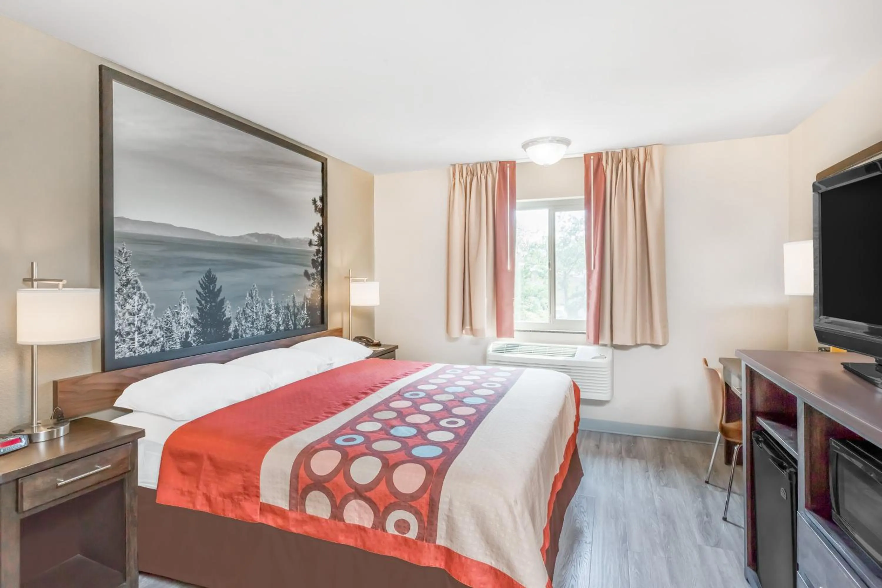 Photo of the whole room, Bed in Super 8 by Wyndham Redding