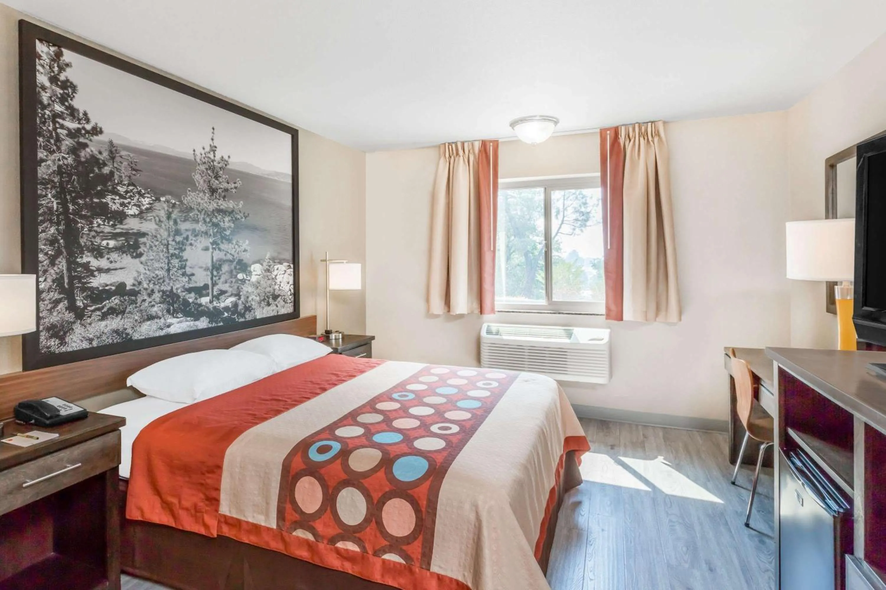 Bedroom, Bed in Super 8 by Wyndham Redding