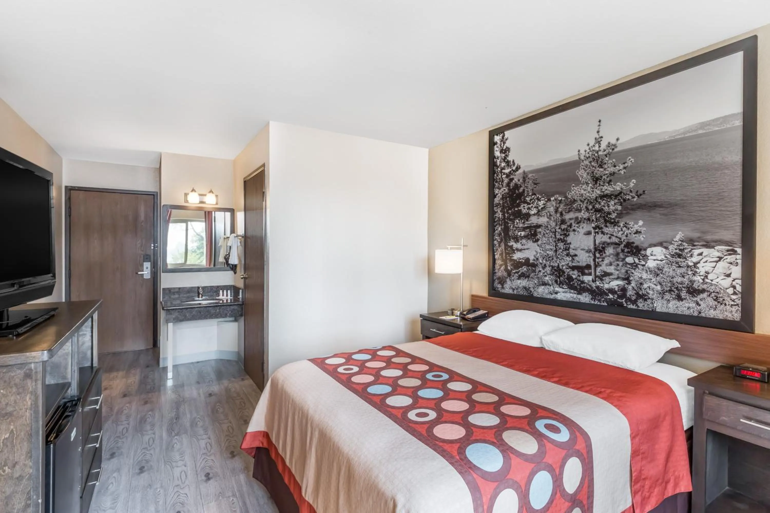 Photo of the whole room, Bed in Super 8 by Wyndham Redding