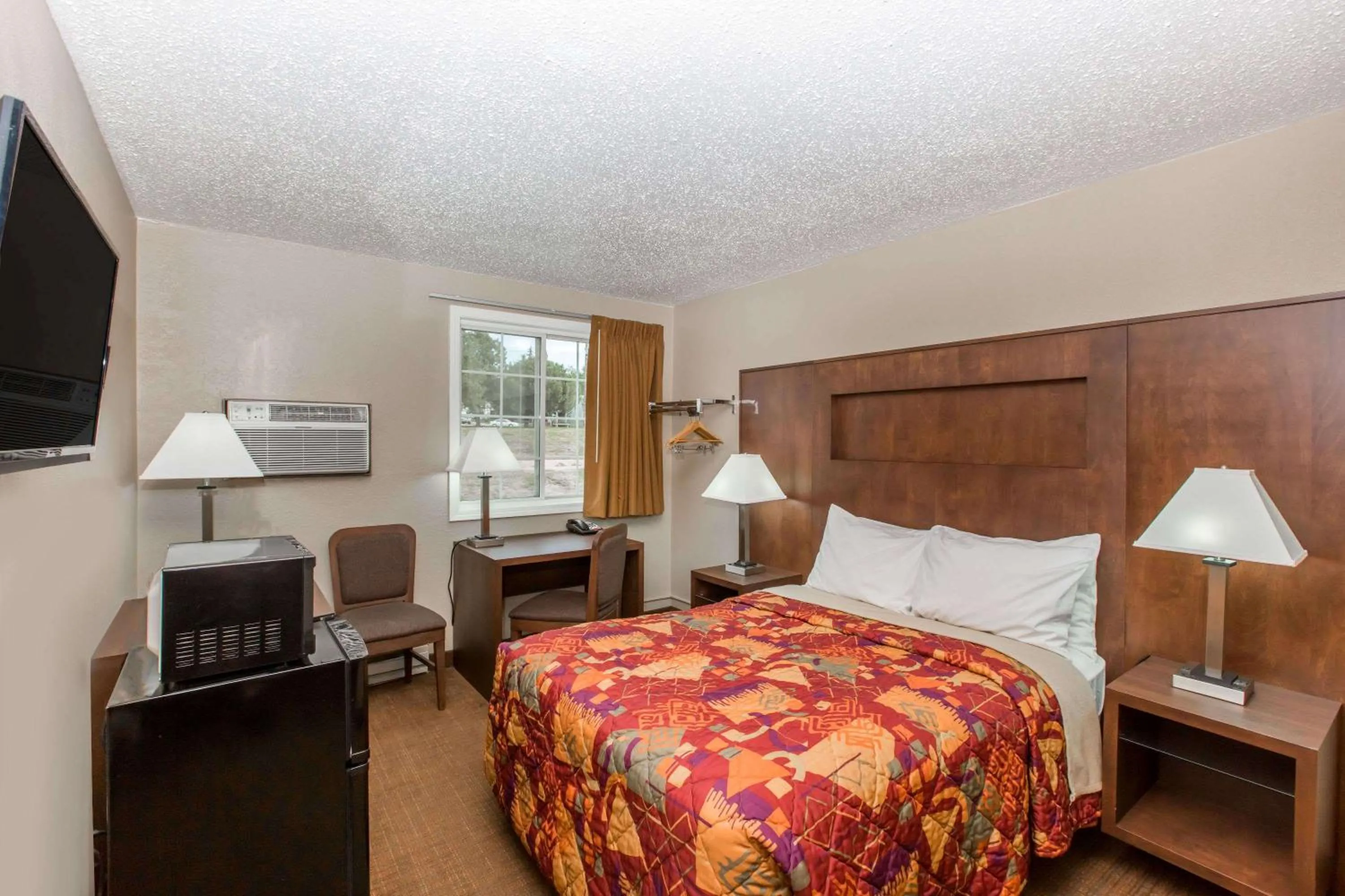 Photo of the whole room, Bed in Days Inn by Wyndham Pierre