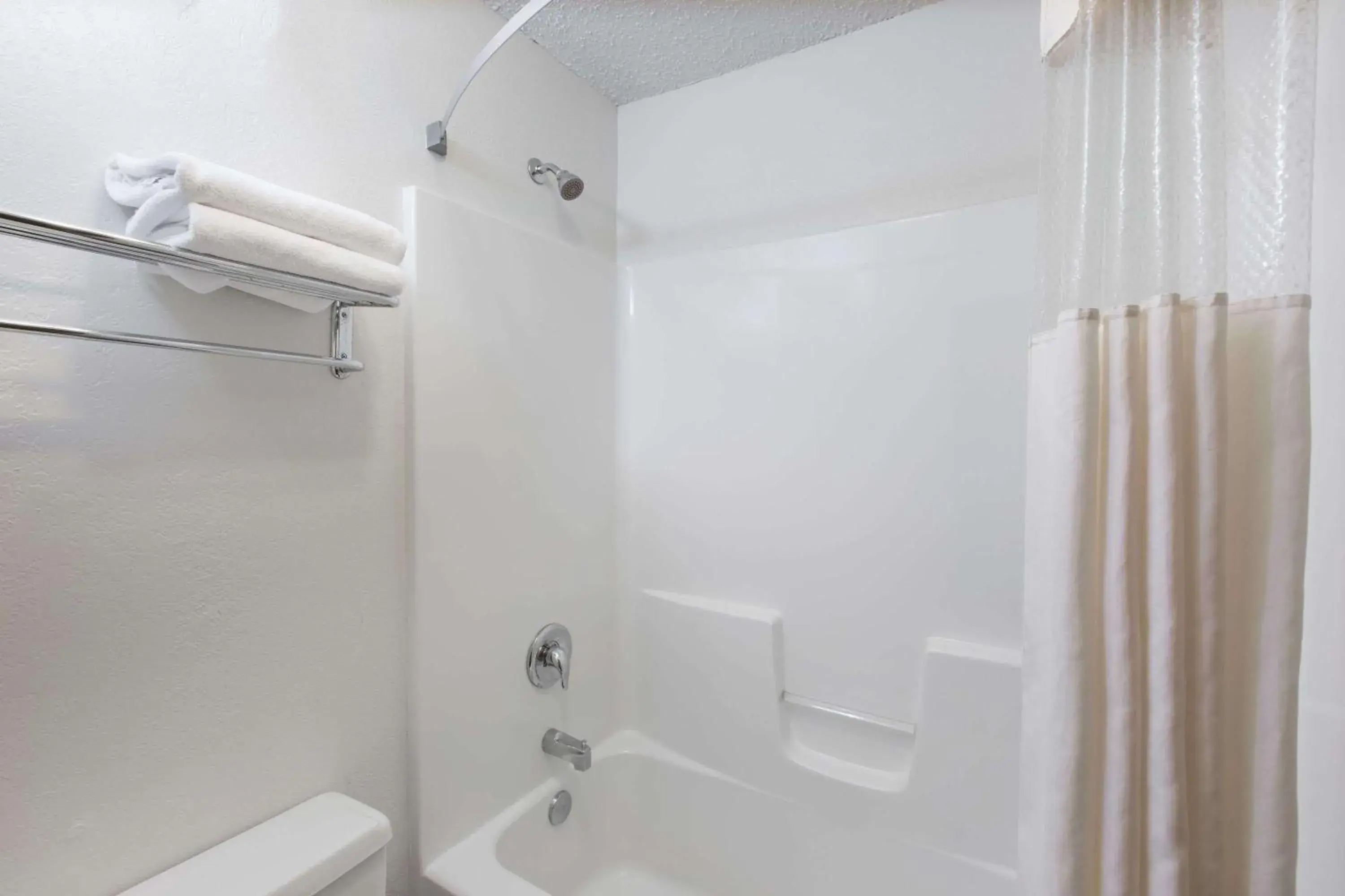 Economy Queen Room - Non-Smoking in Days Inn by Wyndham Pierre Economy Queen Room - Non-Smoking in Days Inn by Wyndham Pierre