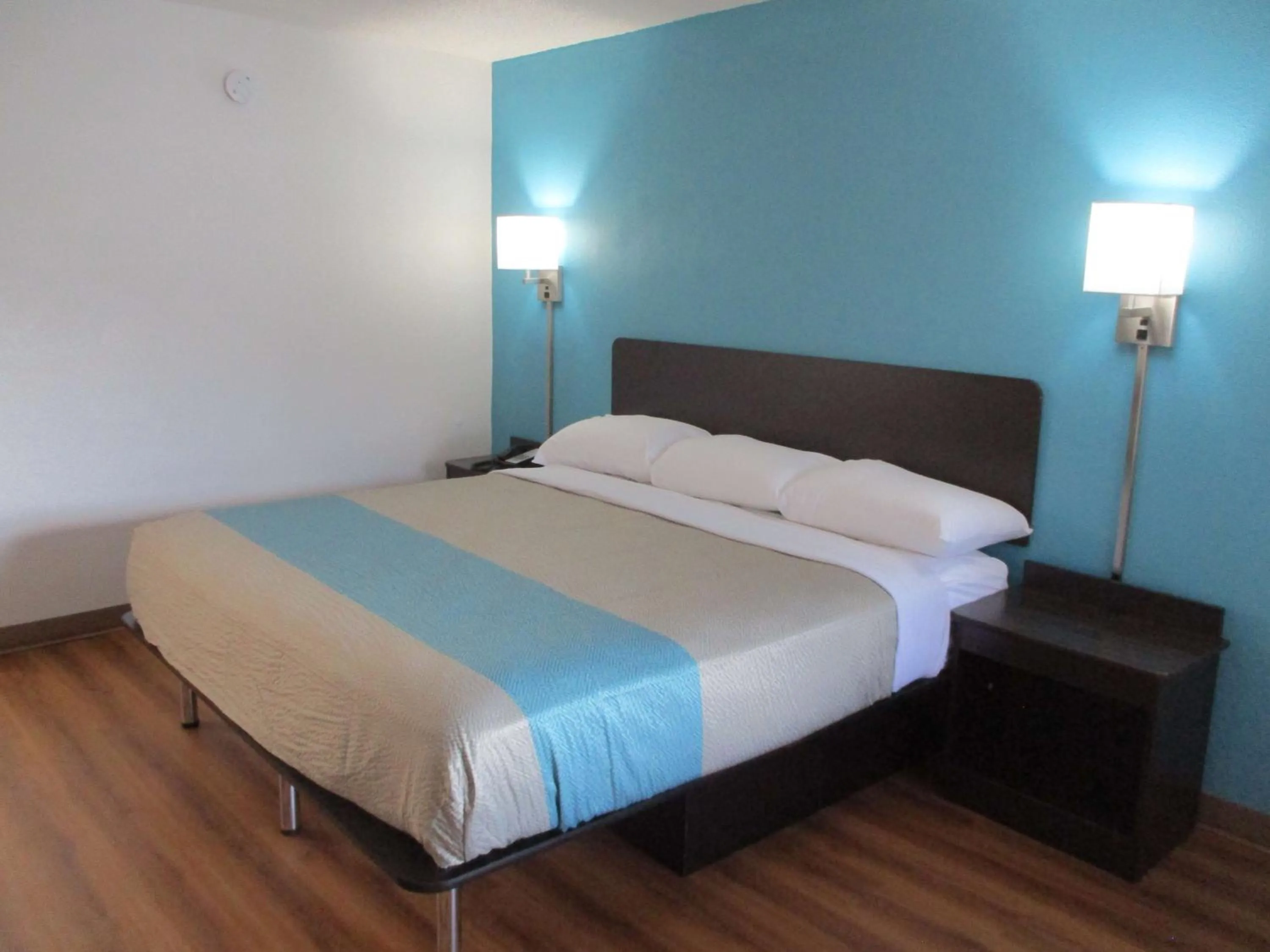 Photo of the whole room, Bed in Motel 6 Chattanooga - Airport