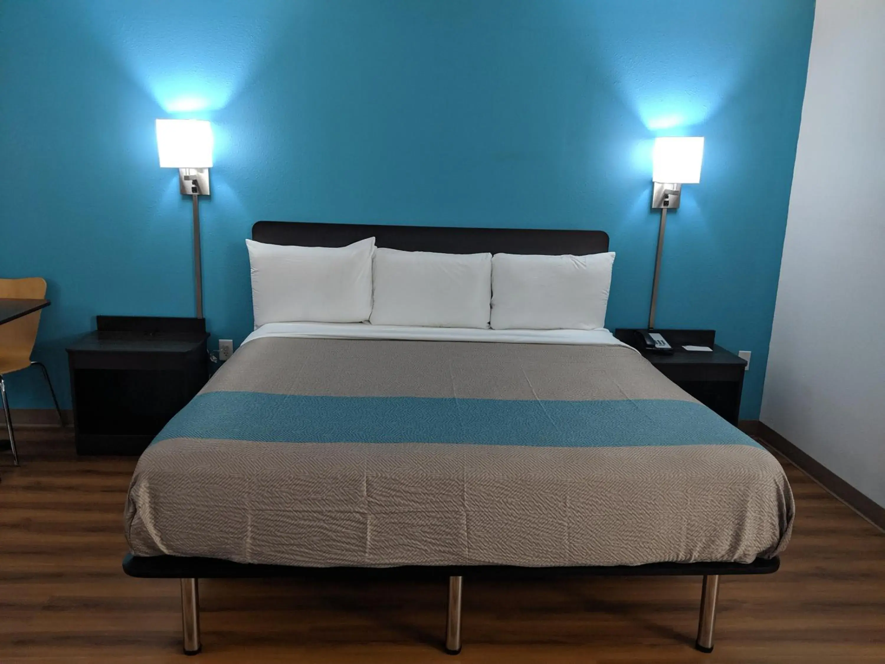 Deluxe King Room - Smoking in Motel 6 Chattanooga - Airport Deluxe King Room - Smoking in Motel 6 Chattanooga - Airport