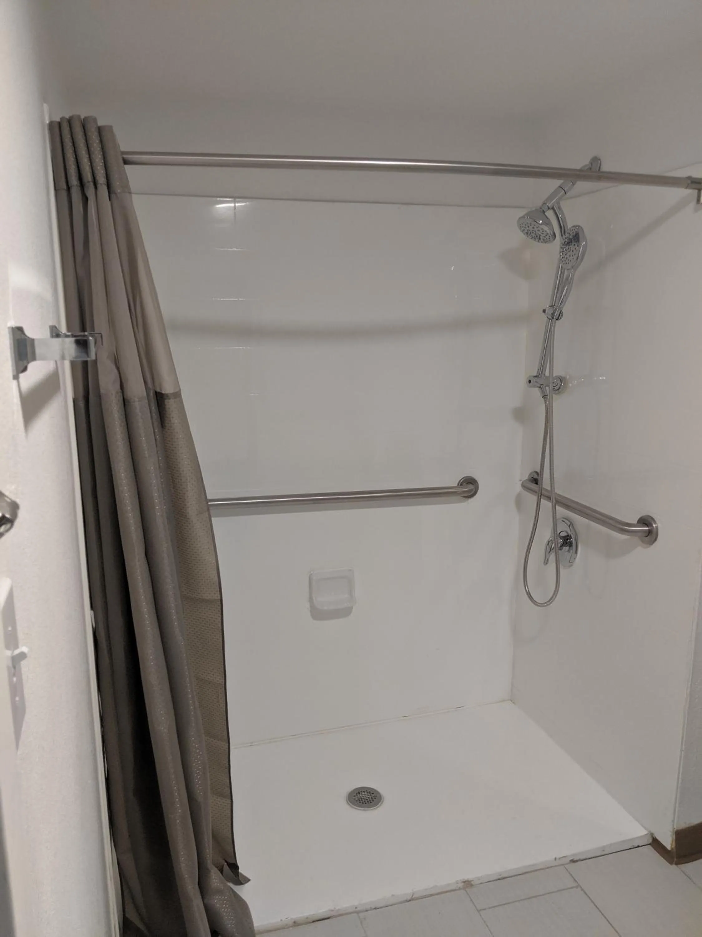 Shower in Motel 6 Chattanooga - Airport