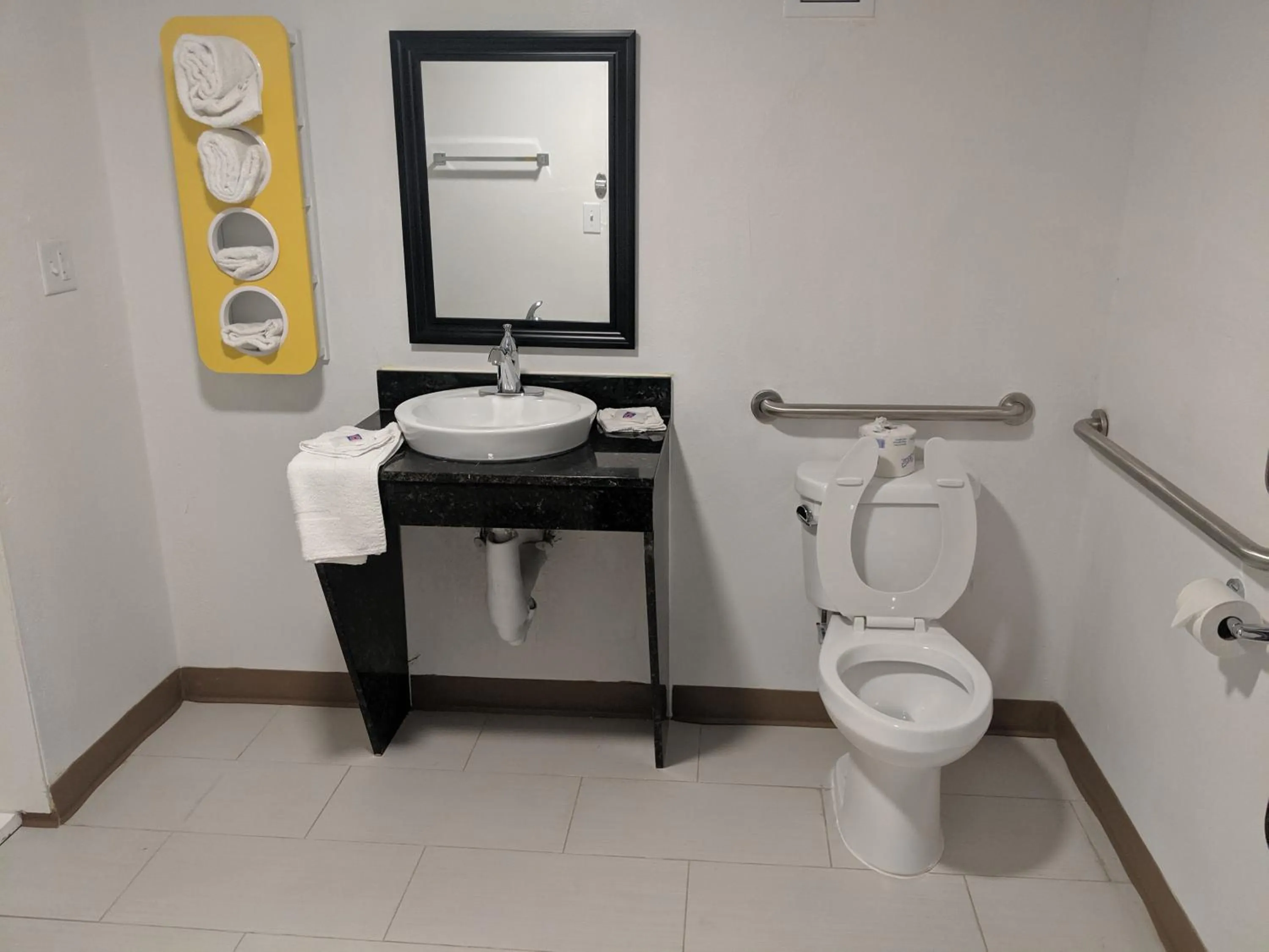 Toilet in Motel 6 Chattanooga - Airport