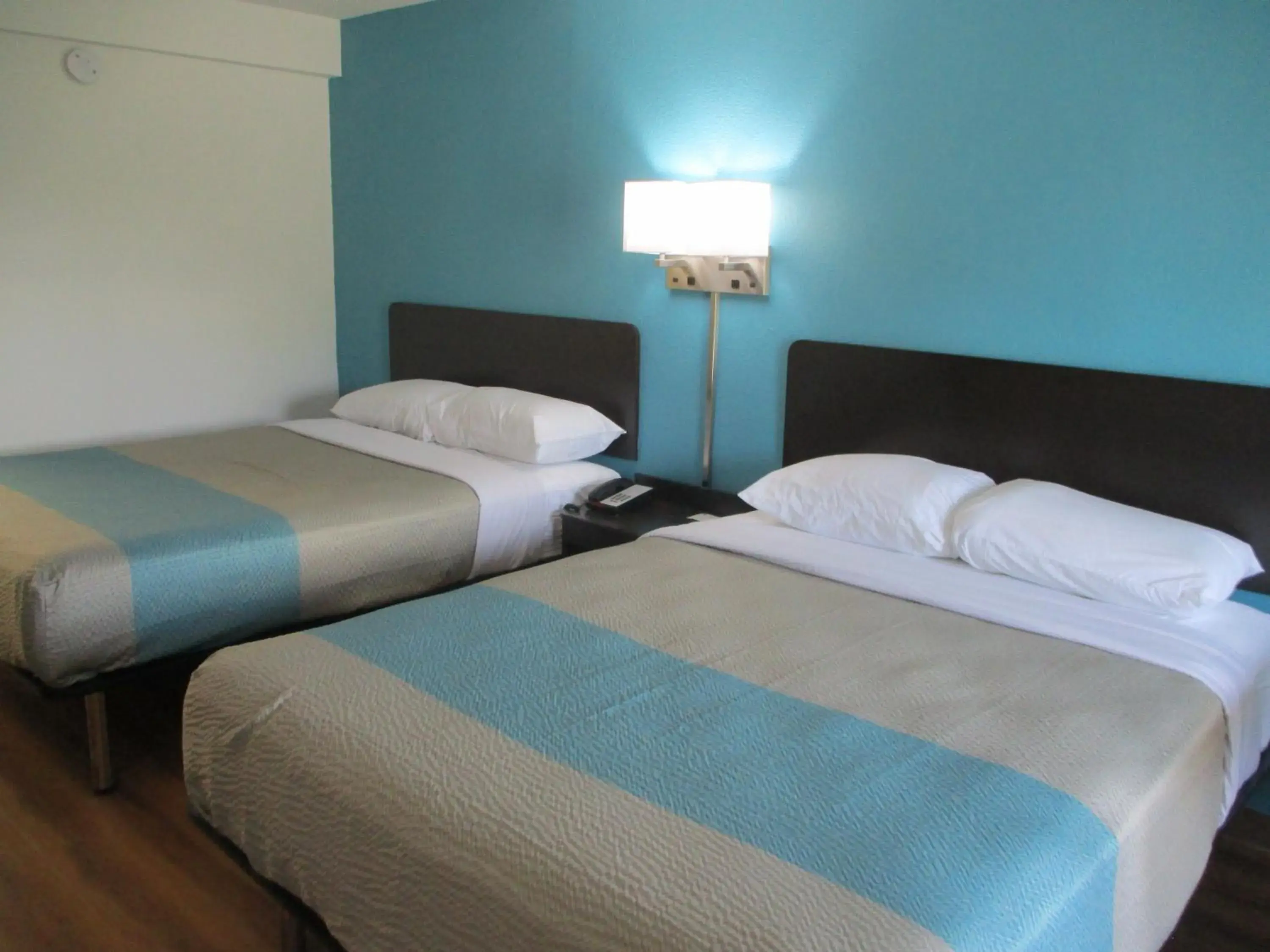 Deluxe Queen Room with Two Queen Beds - Smoking in Motel 6 Chattanooga - Airport Deluxe Queen Room with Two Queen Beds - Smoking in Motel 6 Chattanooga - Airport