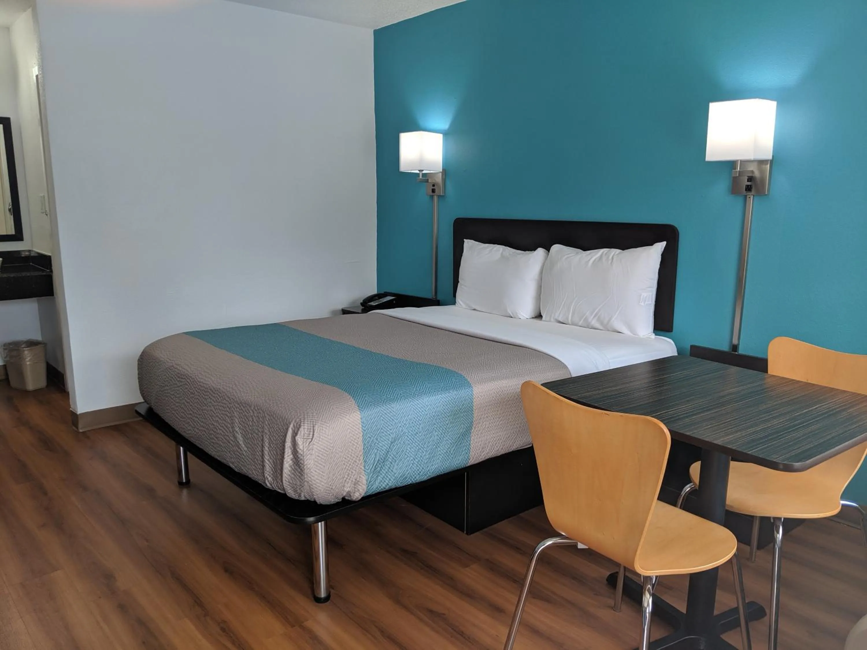 Photo of the whole room, Bed in Motel 6 Chattanooga - Airport