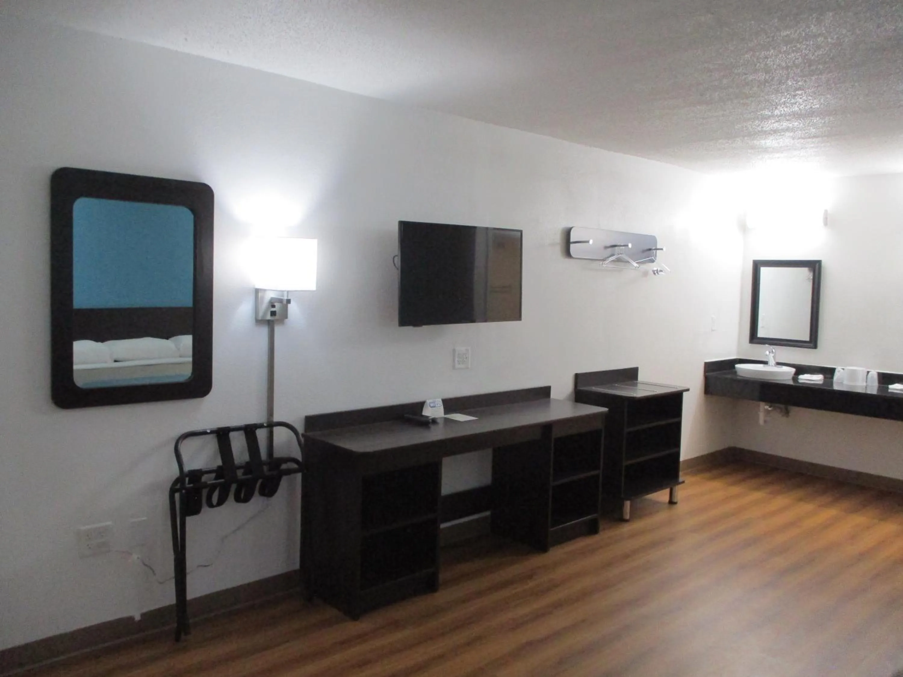 TV and multimedia in Motel 6 Chattanooga - Airport