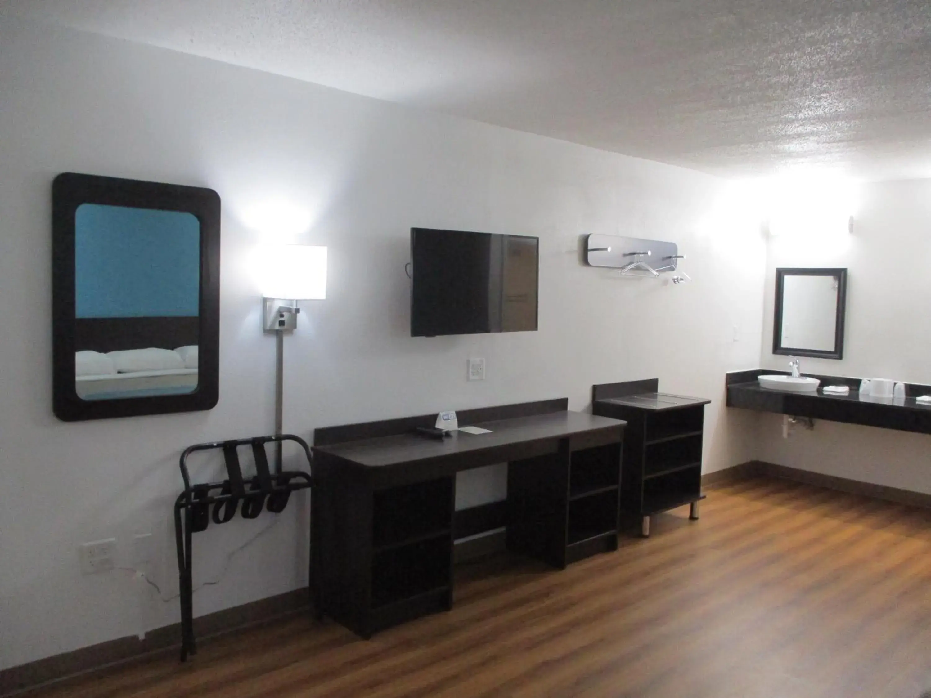 King Room with Roll-in Shower - Disability Access - Non-Smoking in Motel 6 Chattanooga - Airport King Room with Roll-in Shower - Disability Access - Non-Smoking in Motel 6 Chattanooga - Airport