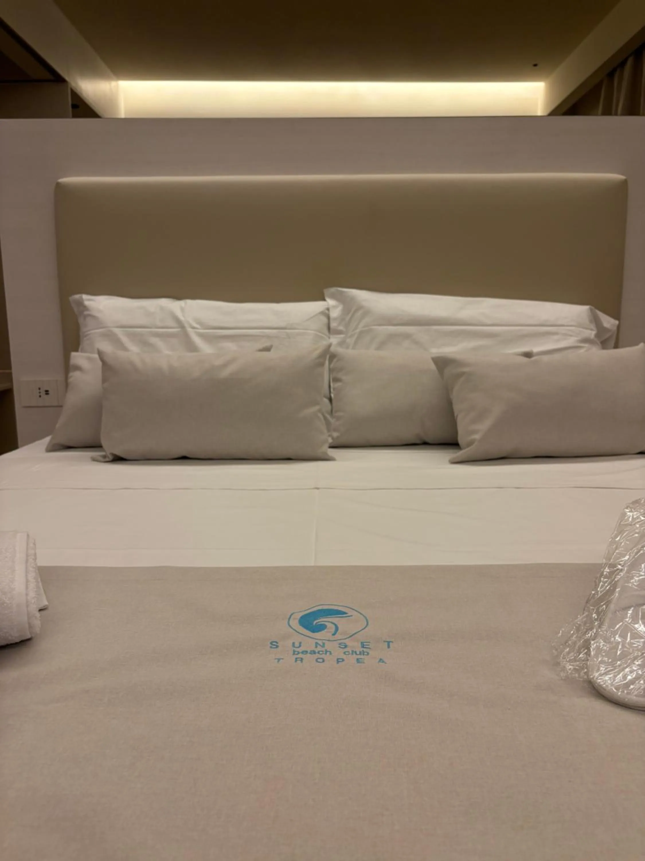 Bedroom, Bed in Sunset Beach Club Tropea