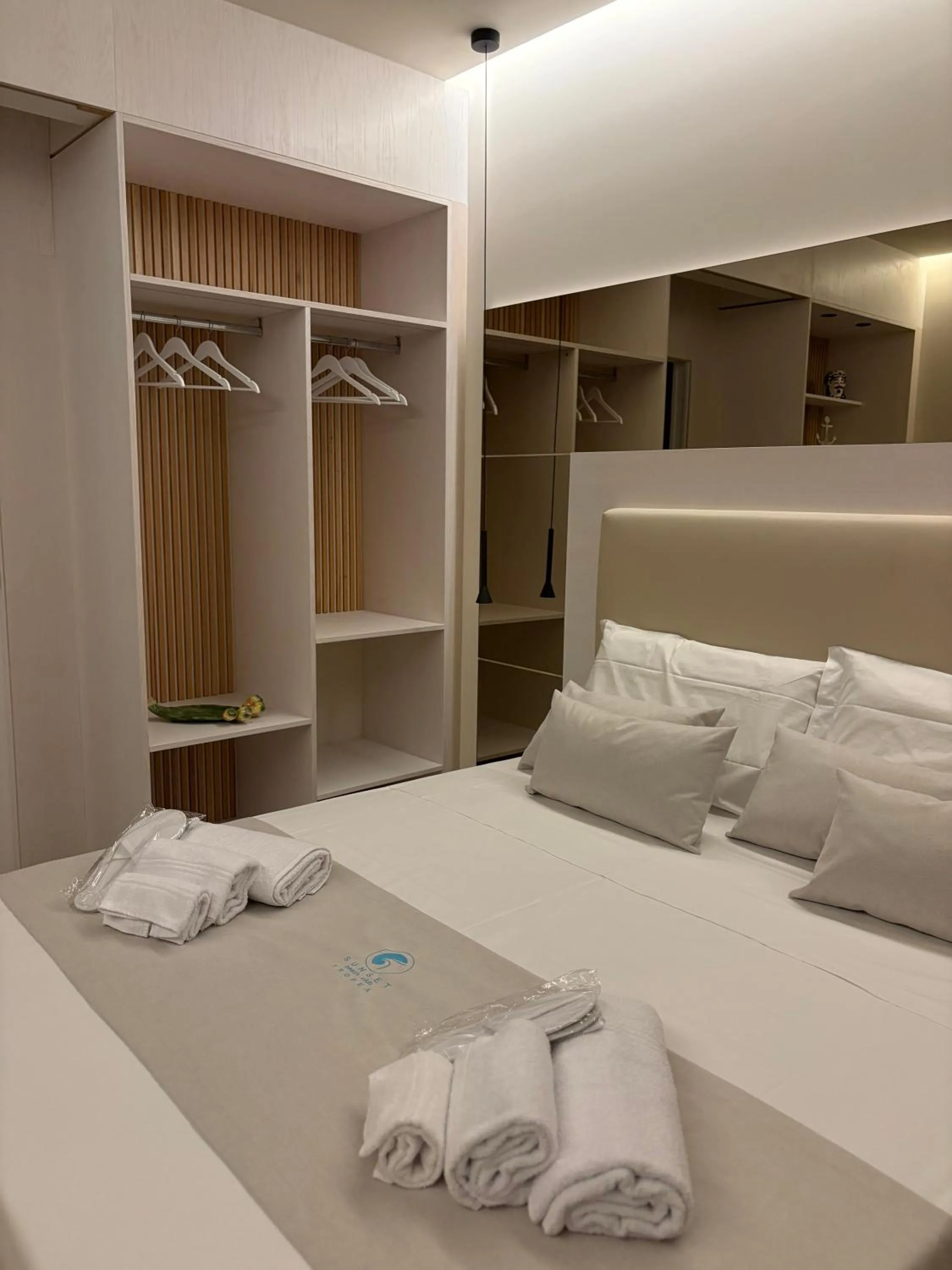 Bedroom, Bed in Sunset Beach Club Tropea