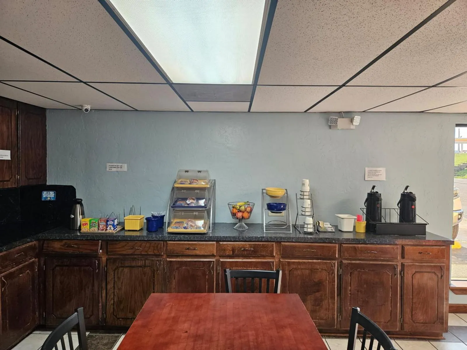 Days Inn & Suites by Wyndham Marshall