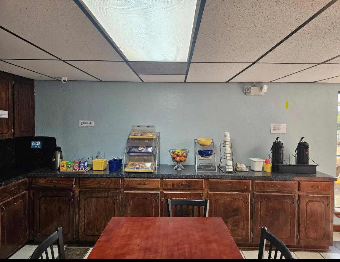 Food in Days Inn & Suites by Wyndham Marshall