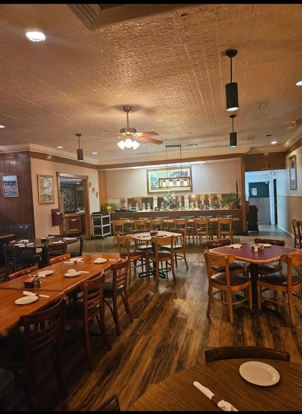 Restaurant/places to eat in Days Inn & Suites by Wyndham Marshall