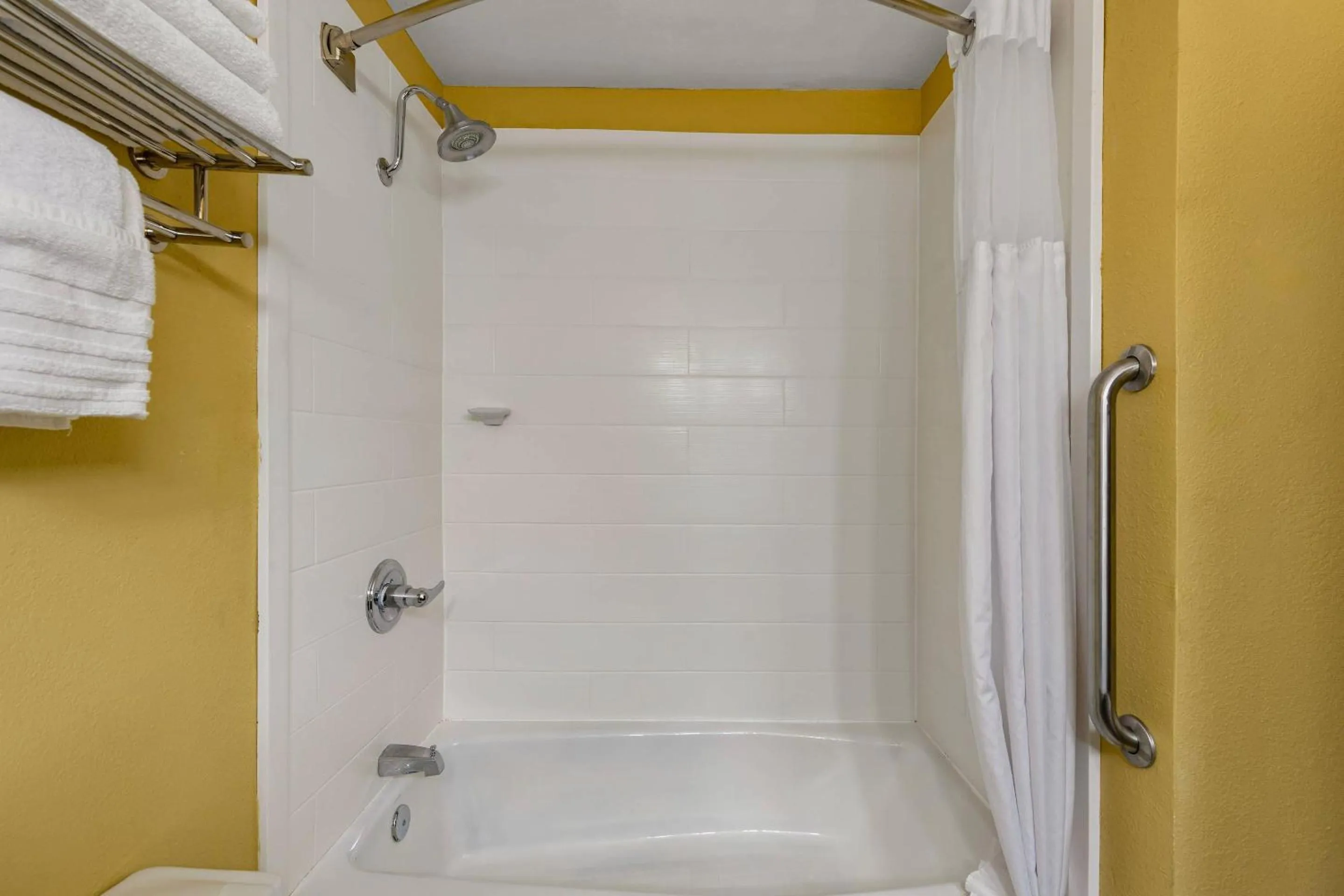 Bedroom in Quality Inn Warrensburg